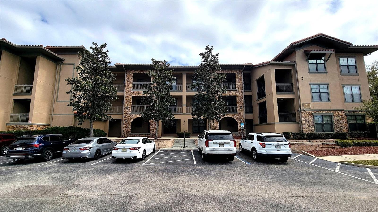 Condominium at 914 CHARO PKWY #123, DAVENPORT, photo 4 of 50