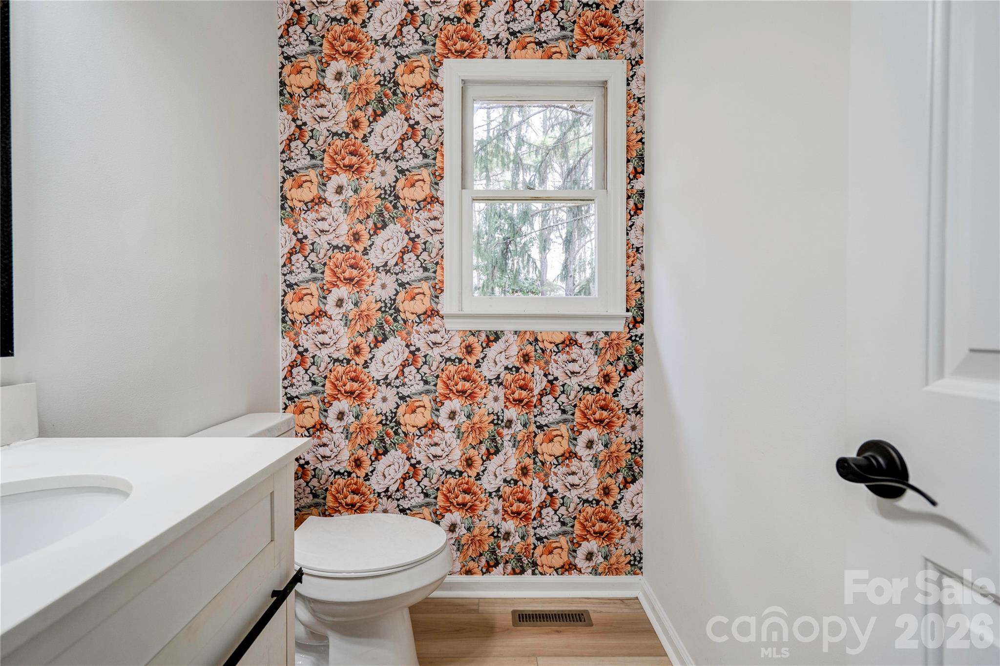 Powder Room - 124 Gold Run Court, Kings Mountain