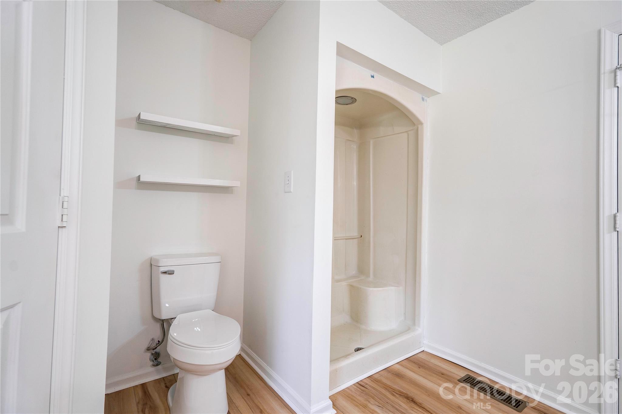 Primary Bathroom - 124 Gold Run Court, Kings Mountain
