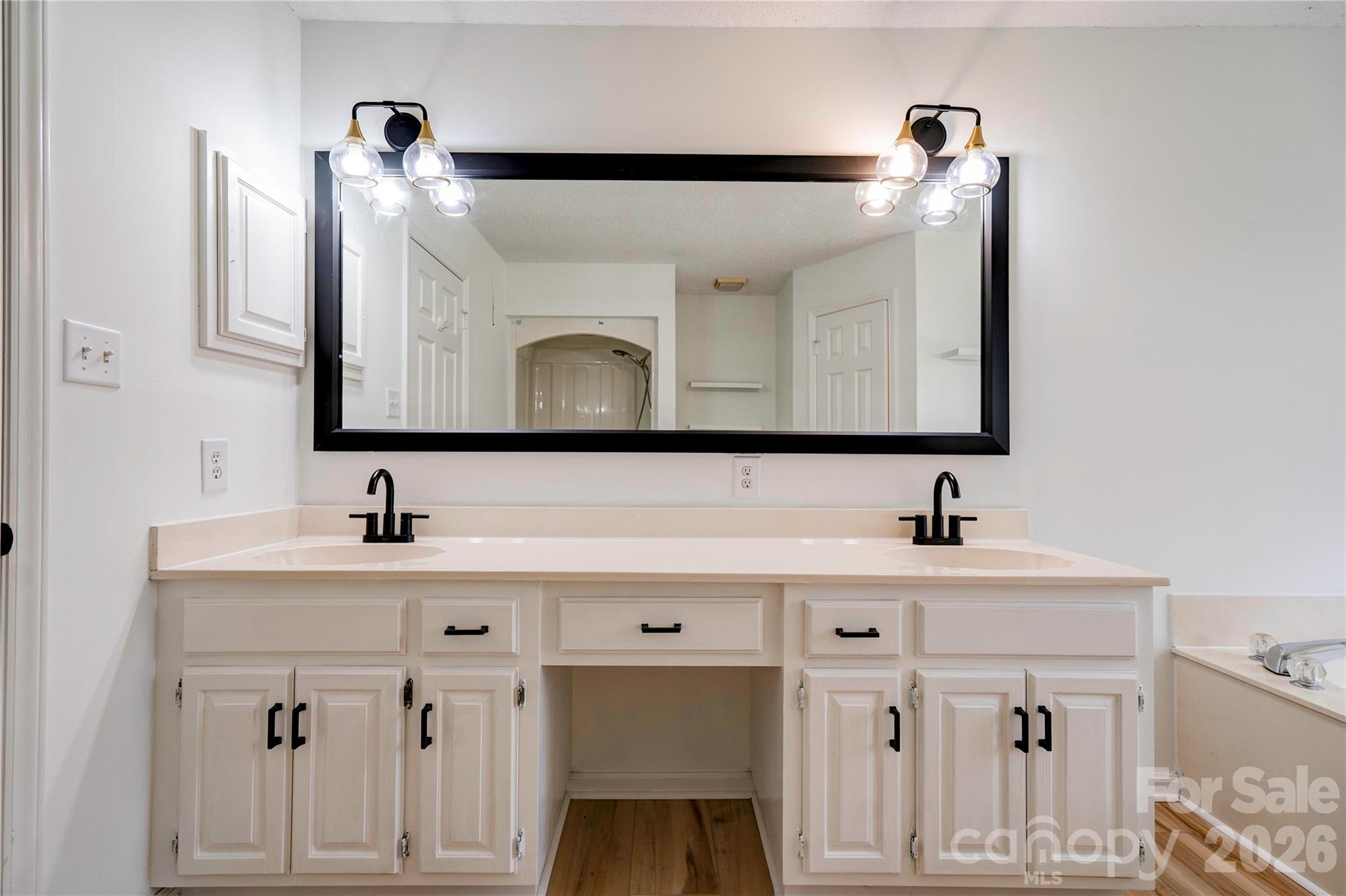 Primary Bathroom - 124 Gold Run Court, Kings Mountain