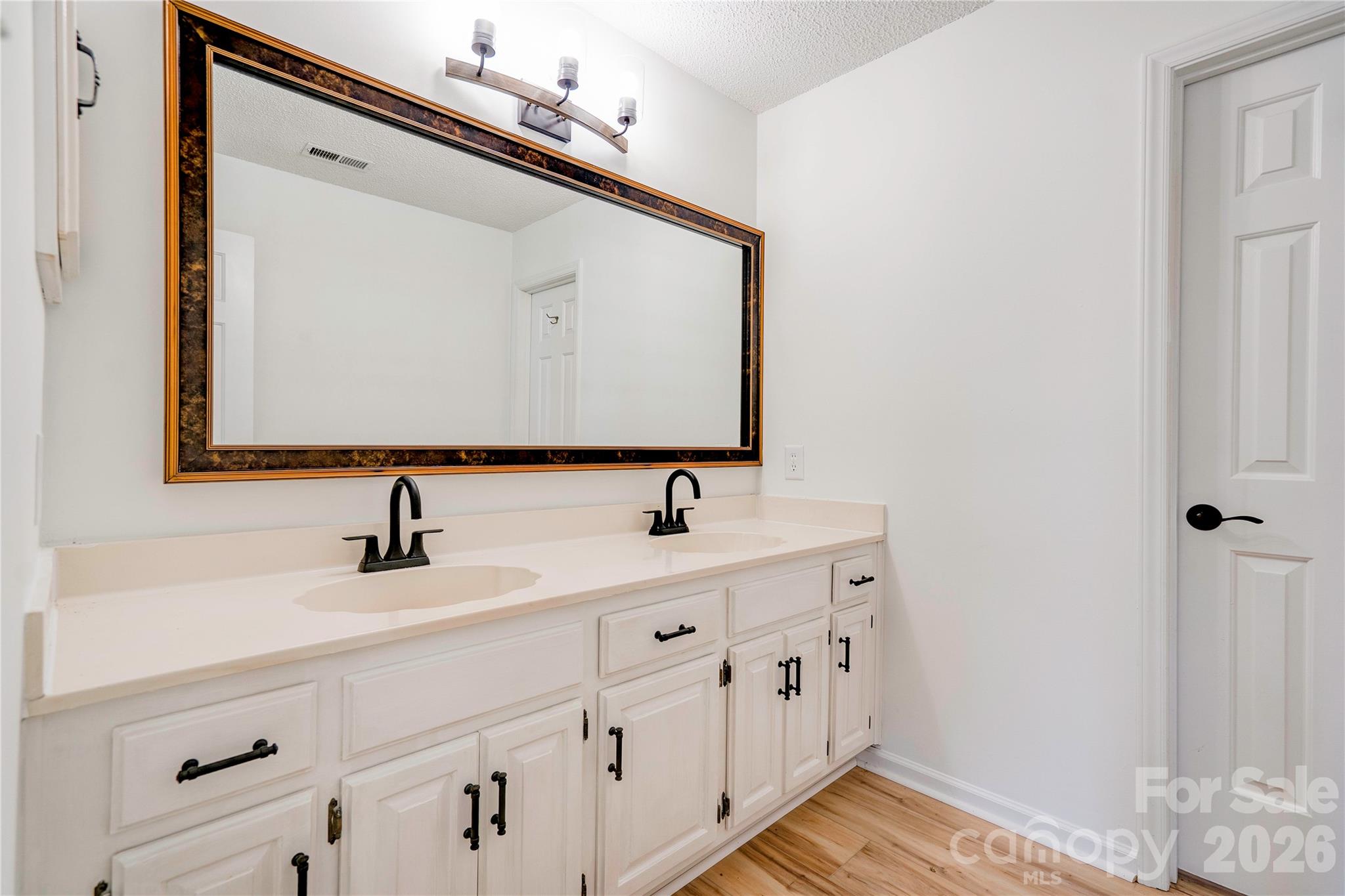 Upstairs Bath - 124 Gold Run Court, Kings Mountain