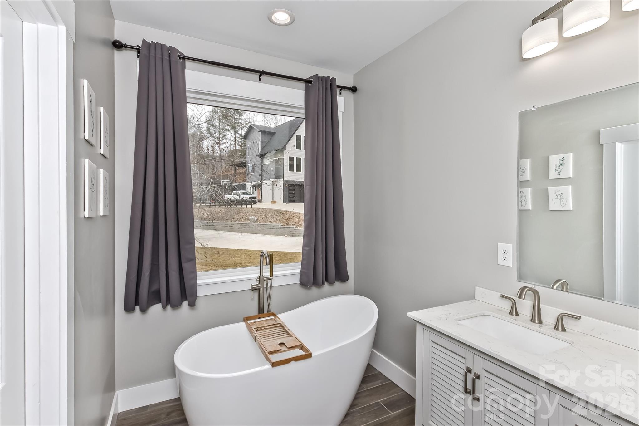 Master Tub - 46 Carden Drive, Weaverville