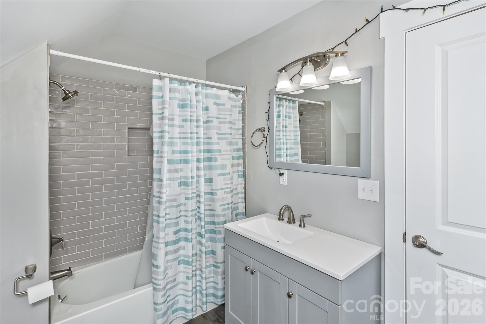 Upstairs Bathroom - 46 Carden Drive, Weaverville