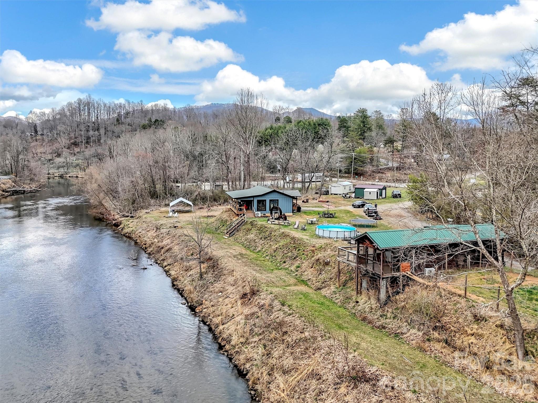 522 N River Road