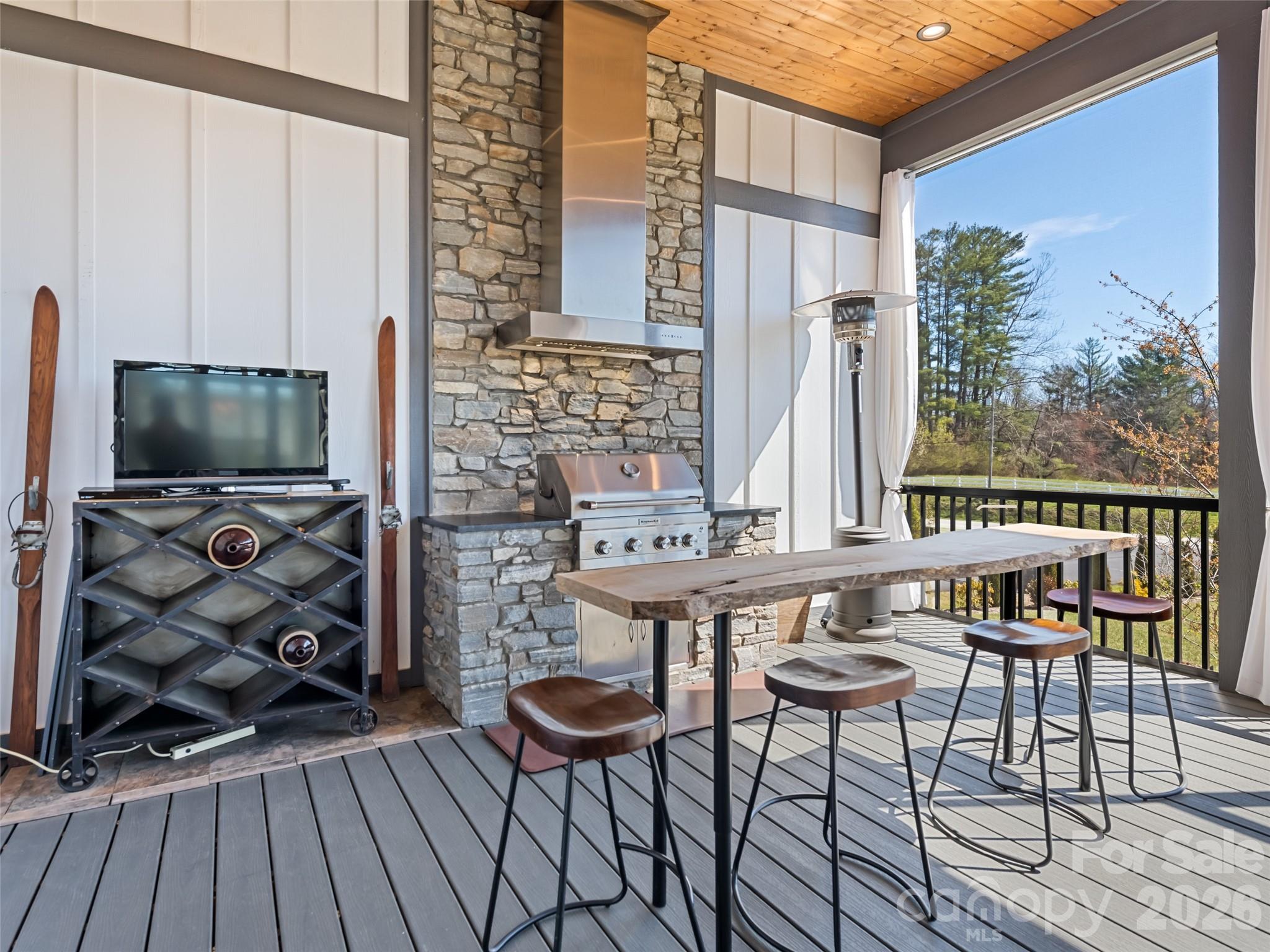 ntastic rear porch grill, beautiful flooring,screened enclosure - 717 Daniel Circle Drive, Mills River