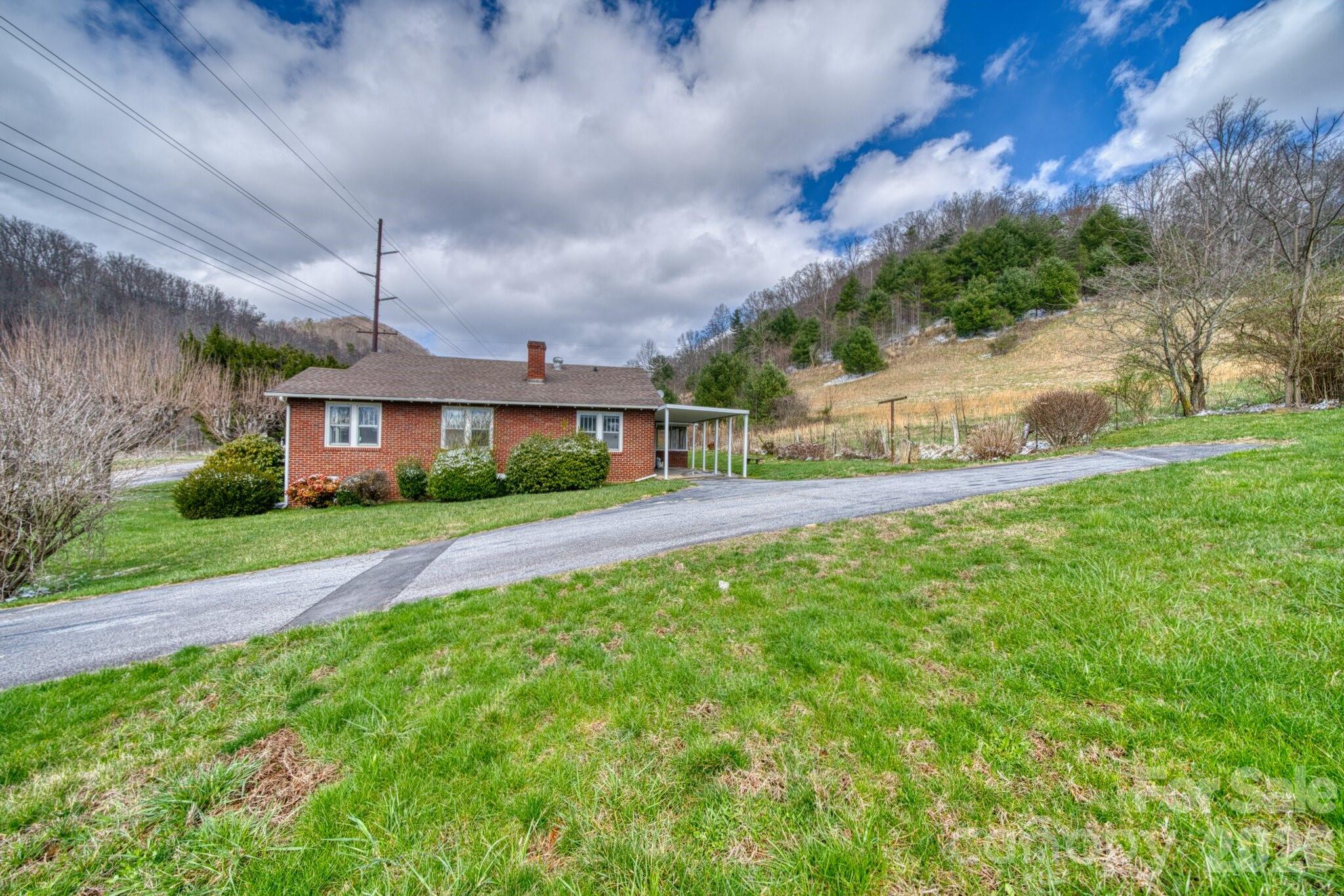 Single Family Residence at 6090 US 23 Highway, Mars Hill, photo 4 of 23