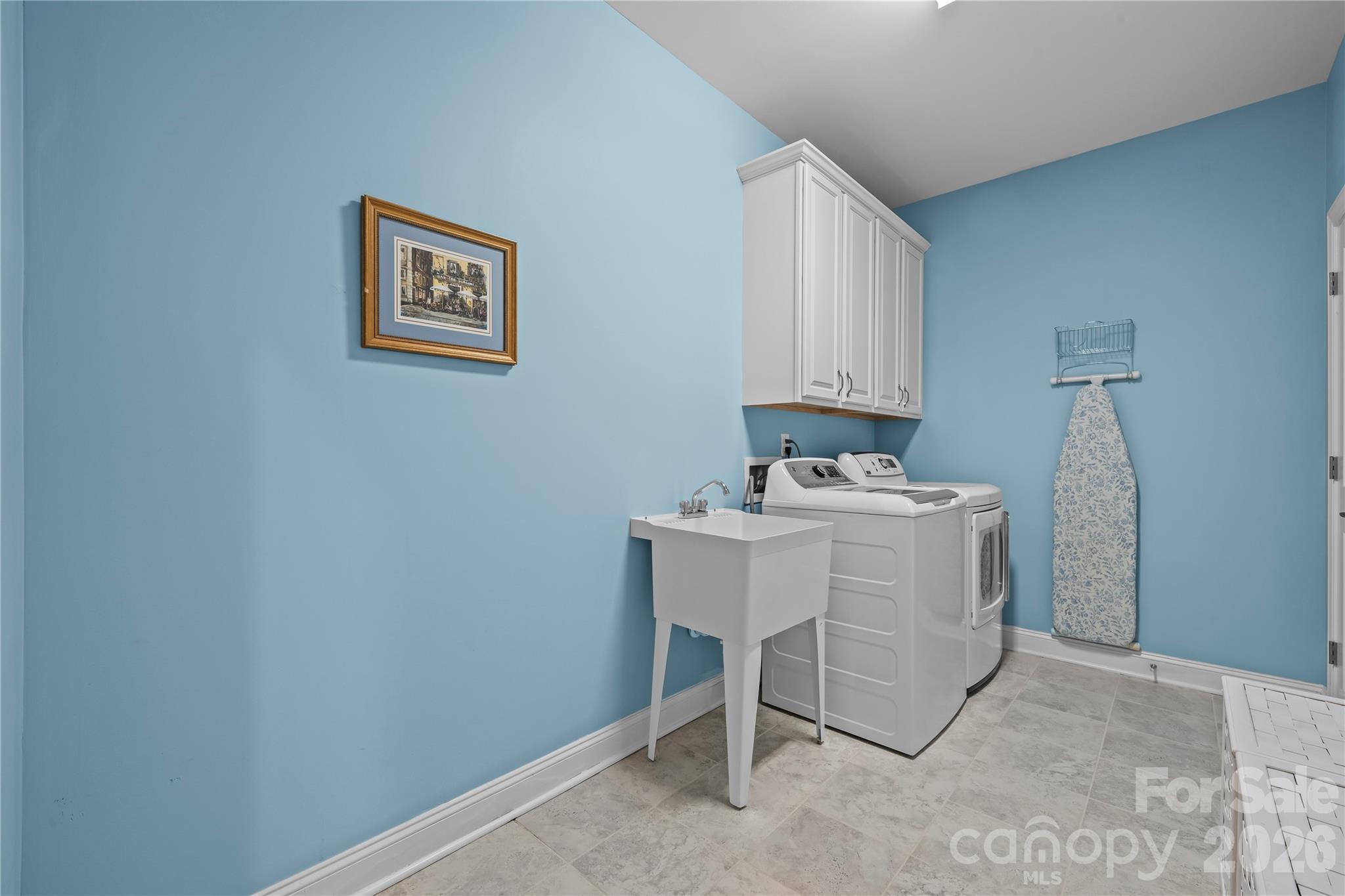 main level laundry room with sink - 8020 Parknoll Drive, Huntersville
