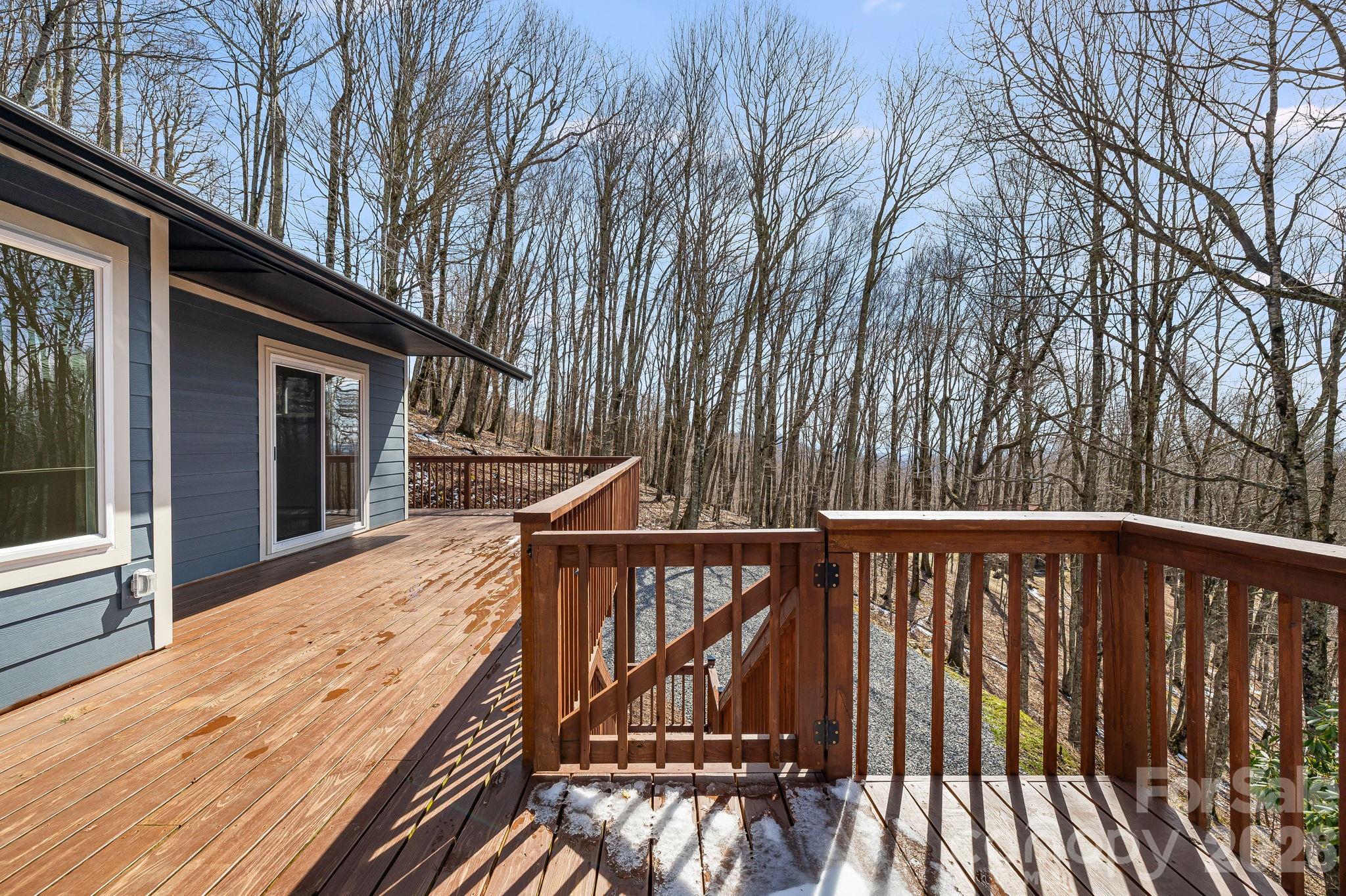 Spacious Deck - 1065 Oak Ridge Lane, Mars Hill