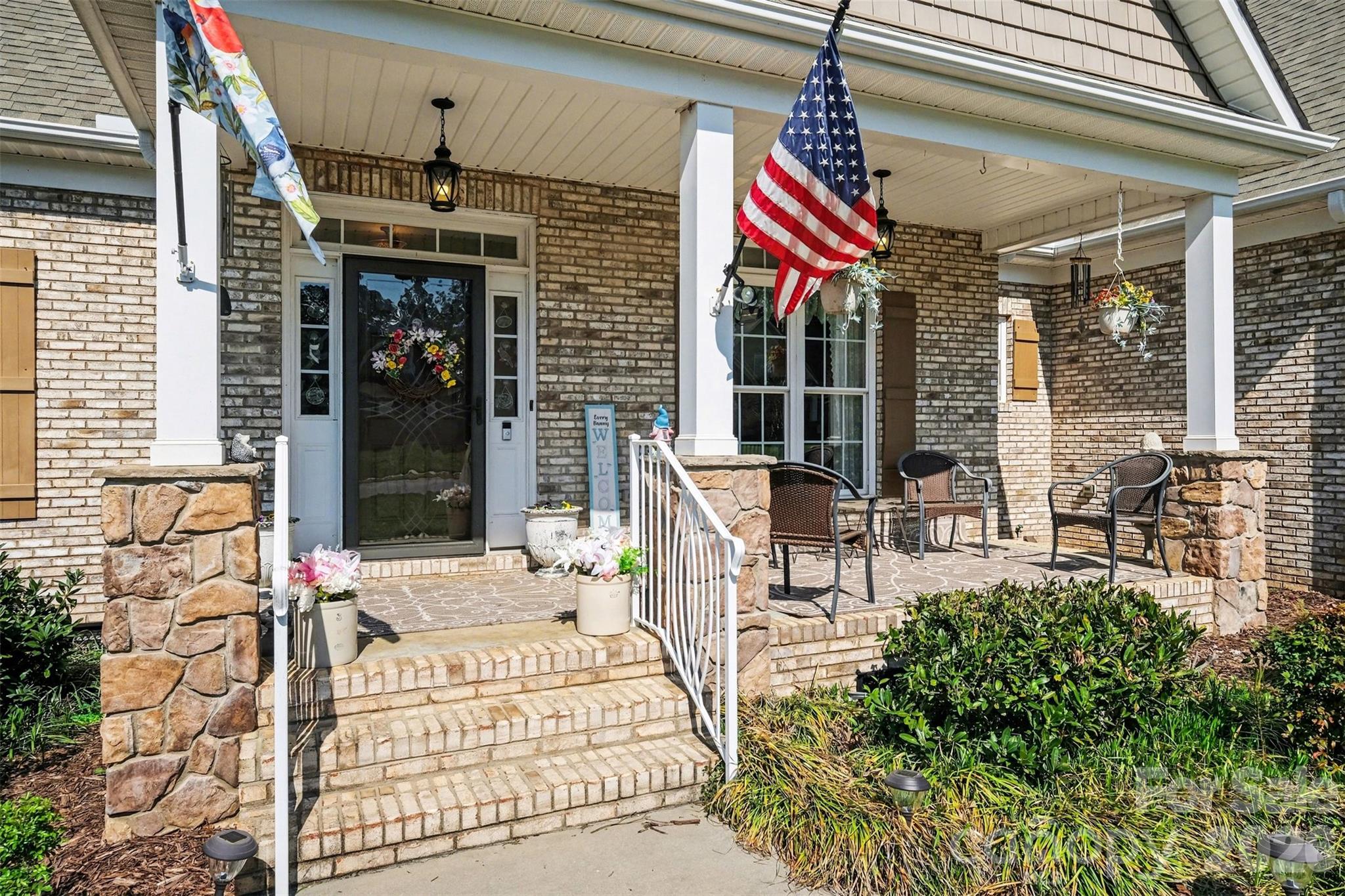 Large front porch - 5123 Beckenham Lane, Concord