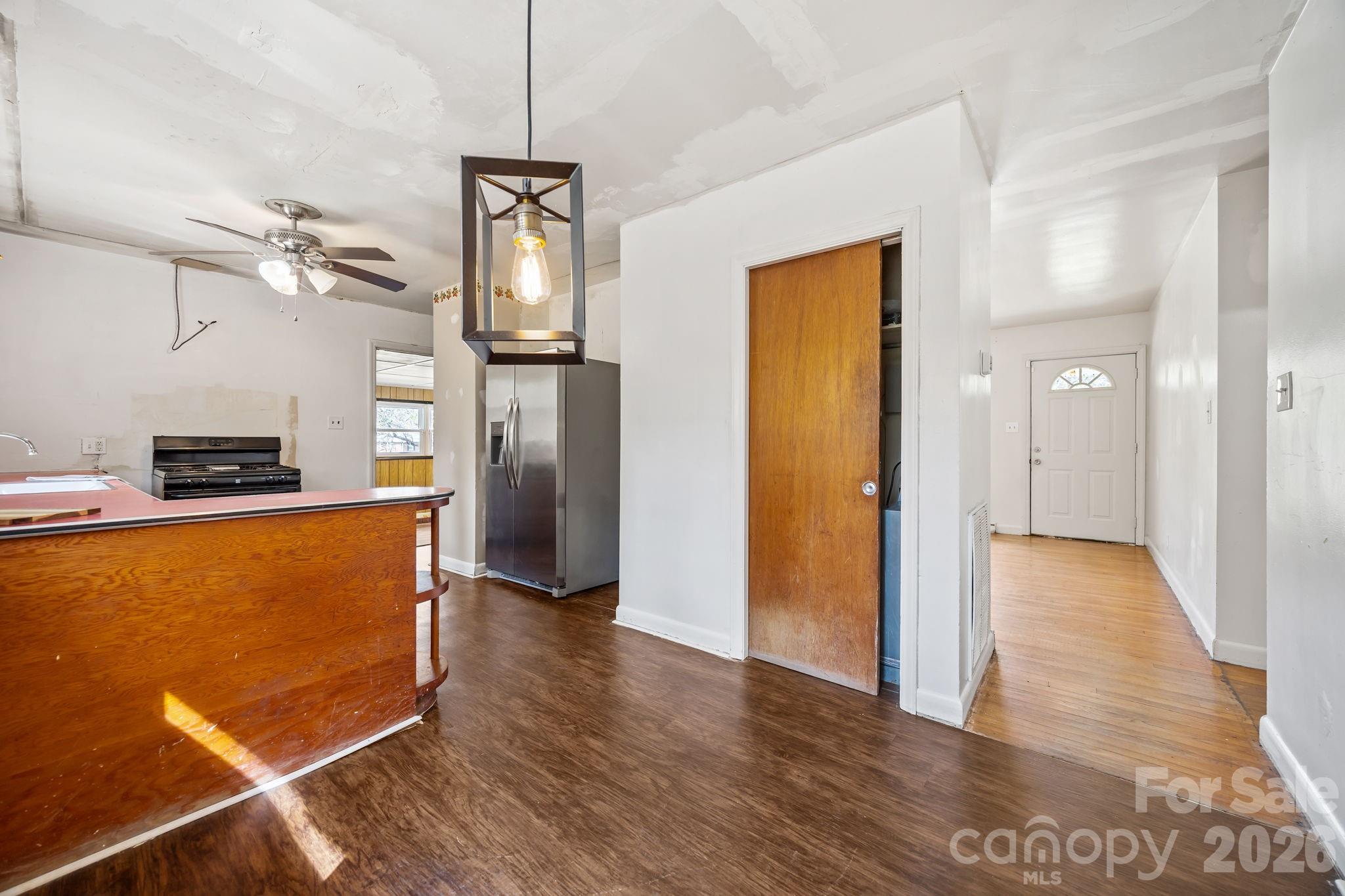 Single Family Residence at 1108 Dartmouth Avenue, High Point, photo 11 of 32