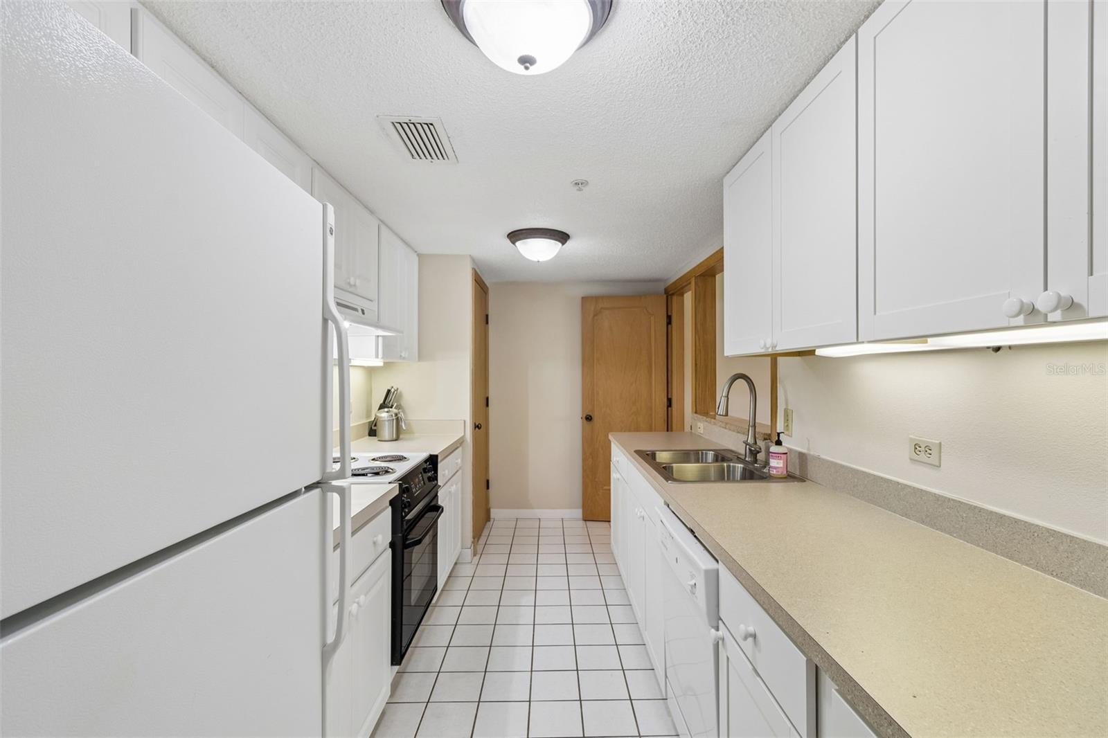 Condominium at 36750 US HIGHWAY 19 N #22208, PALM HARBOR, photo 7 of 72