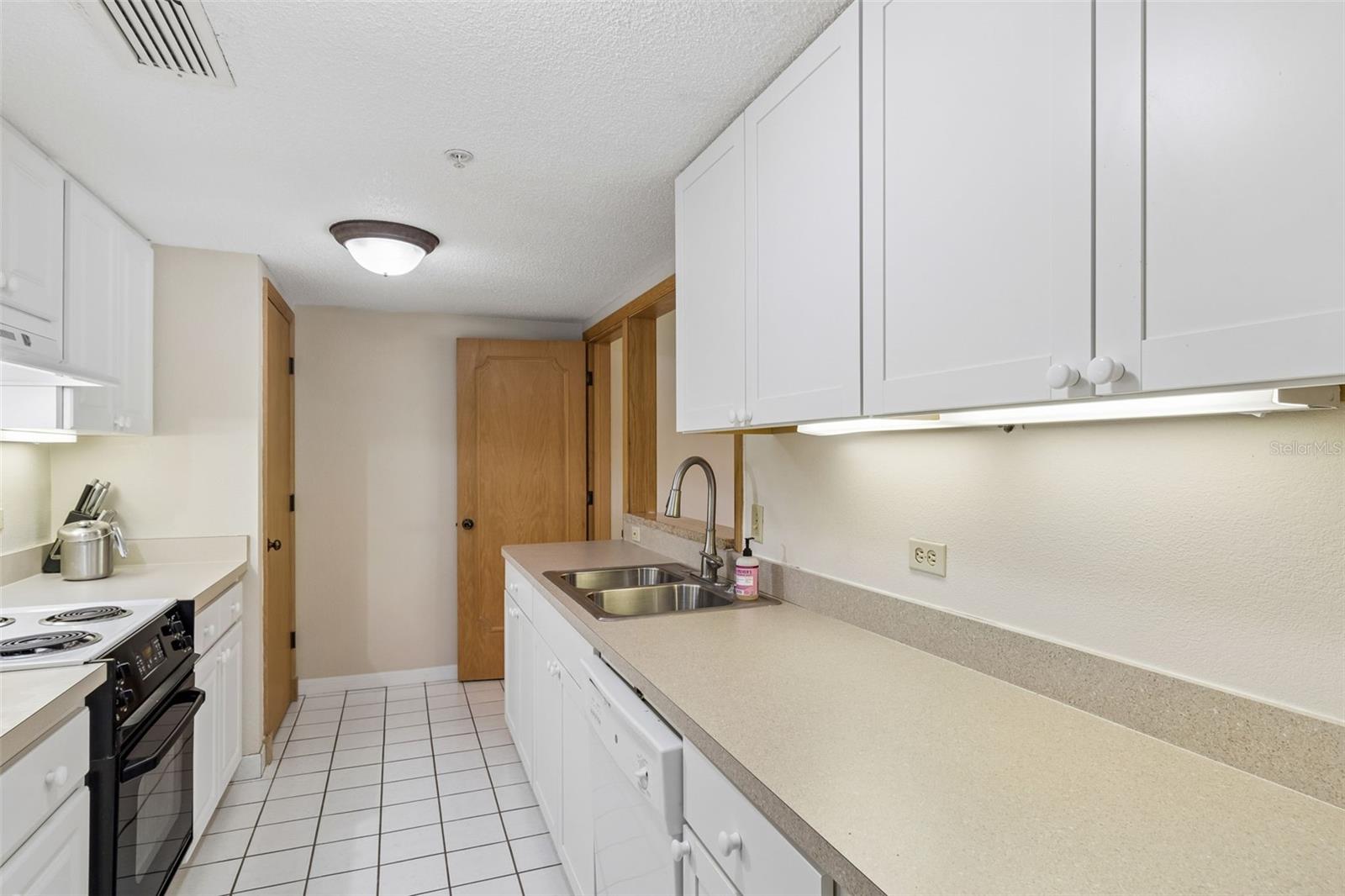 Condominium at 36750 US HIGHWAY 19 N #22208, PALM HARBOR, photo 8 of 72