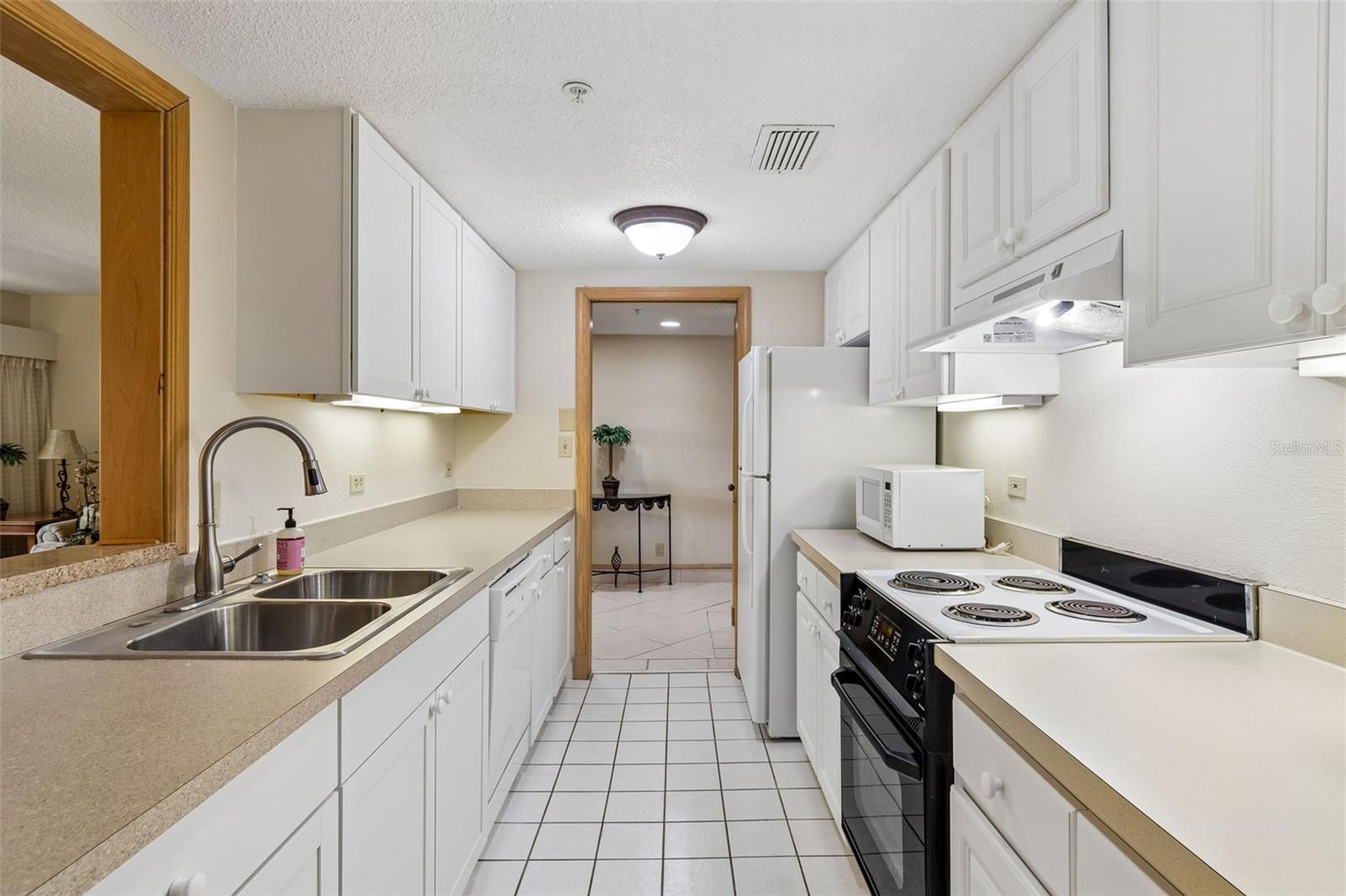 Condominium at 36750 US HIGHWAY 19 N #22208, PALM HARBOR, photo 10 of 72
