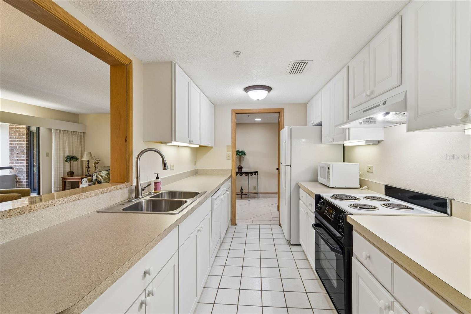 Condominium at 36750 US HIGHWAY 19 N #22208, PALM HARBOR, photo 11 of 72