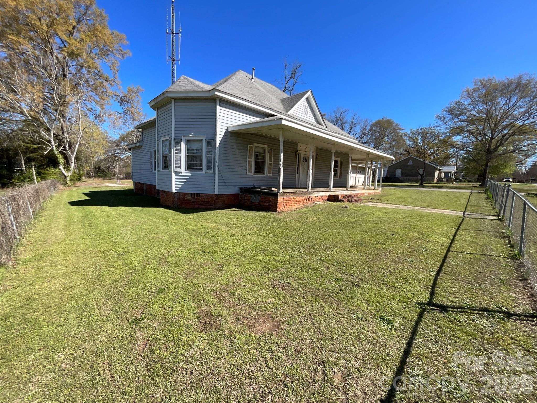 Single Family Residence at 412 W Liberty Street, Winnsboro, photo 2 of 15