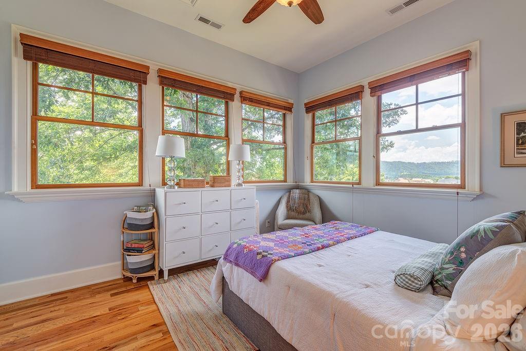 Upstairs bedroom with mountain views - 3 Gale Kelly Court, Weaverville