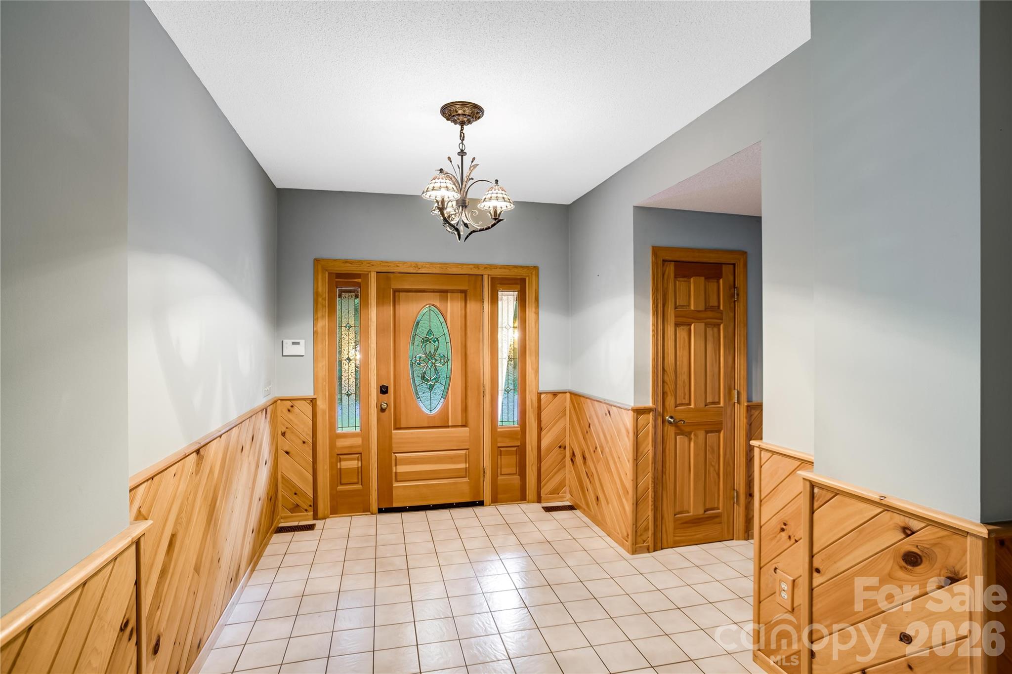 Warm and welcoming entry - 1087 Brigadoon Drive, Clyde