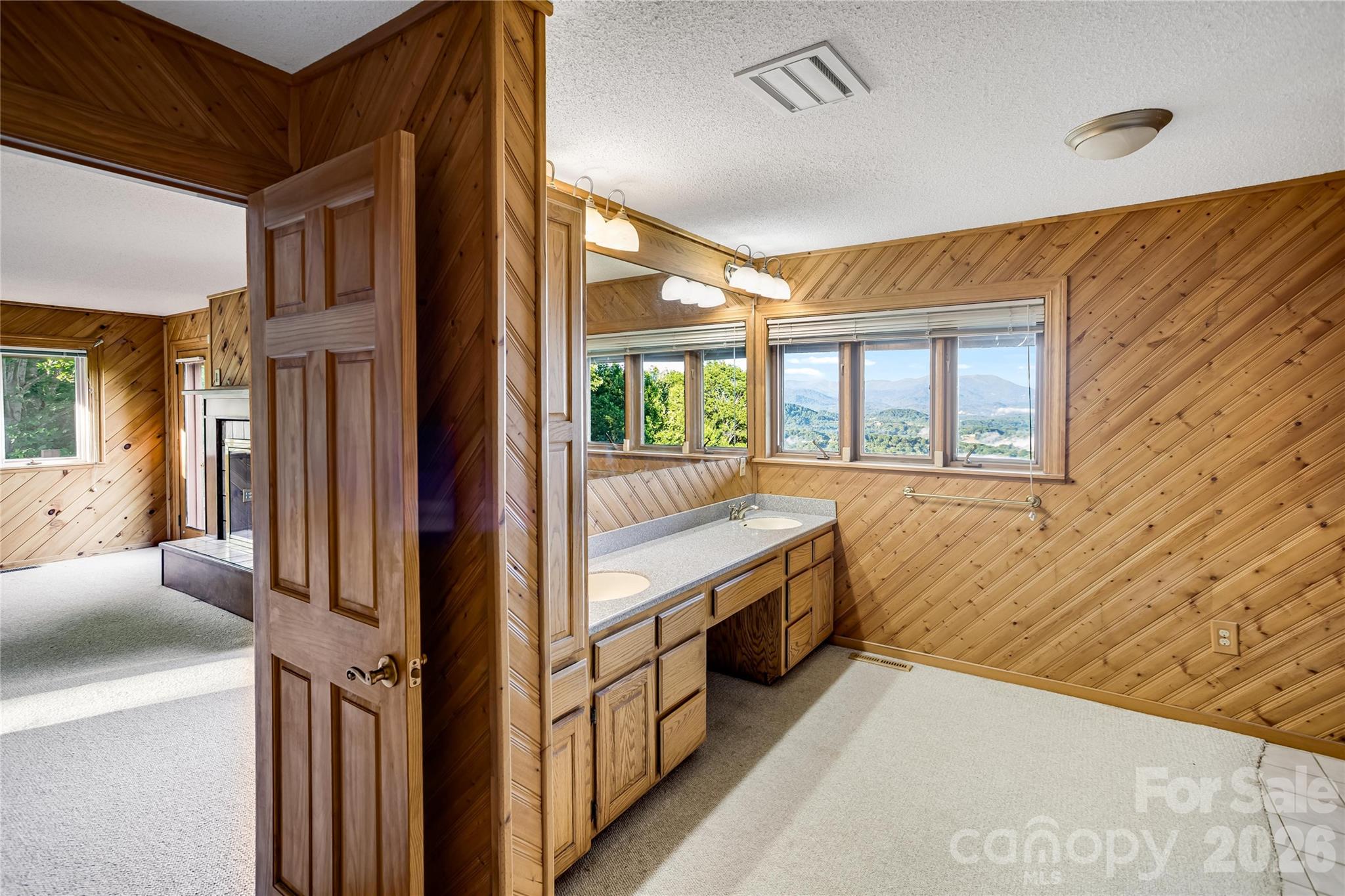 Ensuite primary bath with garden tub and shower - 1087 Brigadoon Drive, Clyde