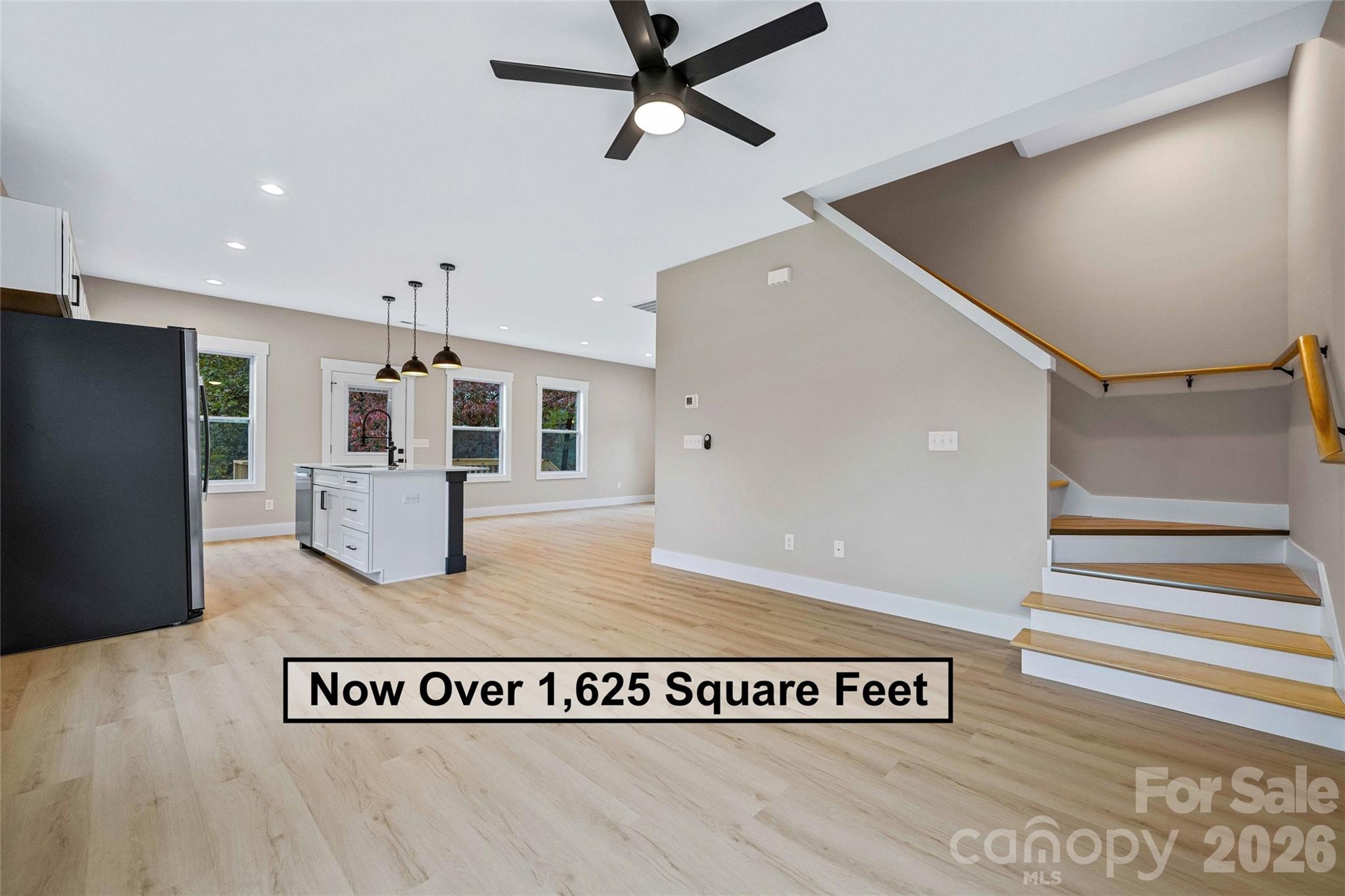 Single Family Residence at 696 Beehive Road, Hendersonville, photo 9 of 47
