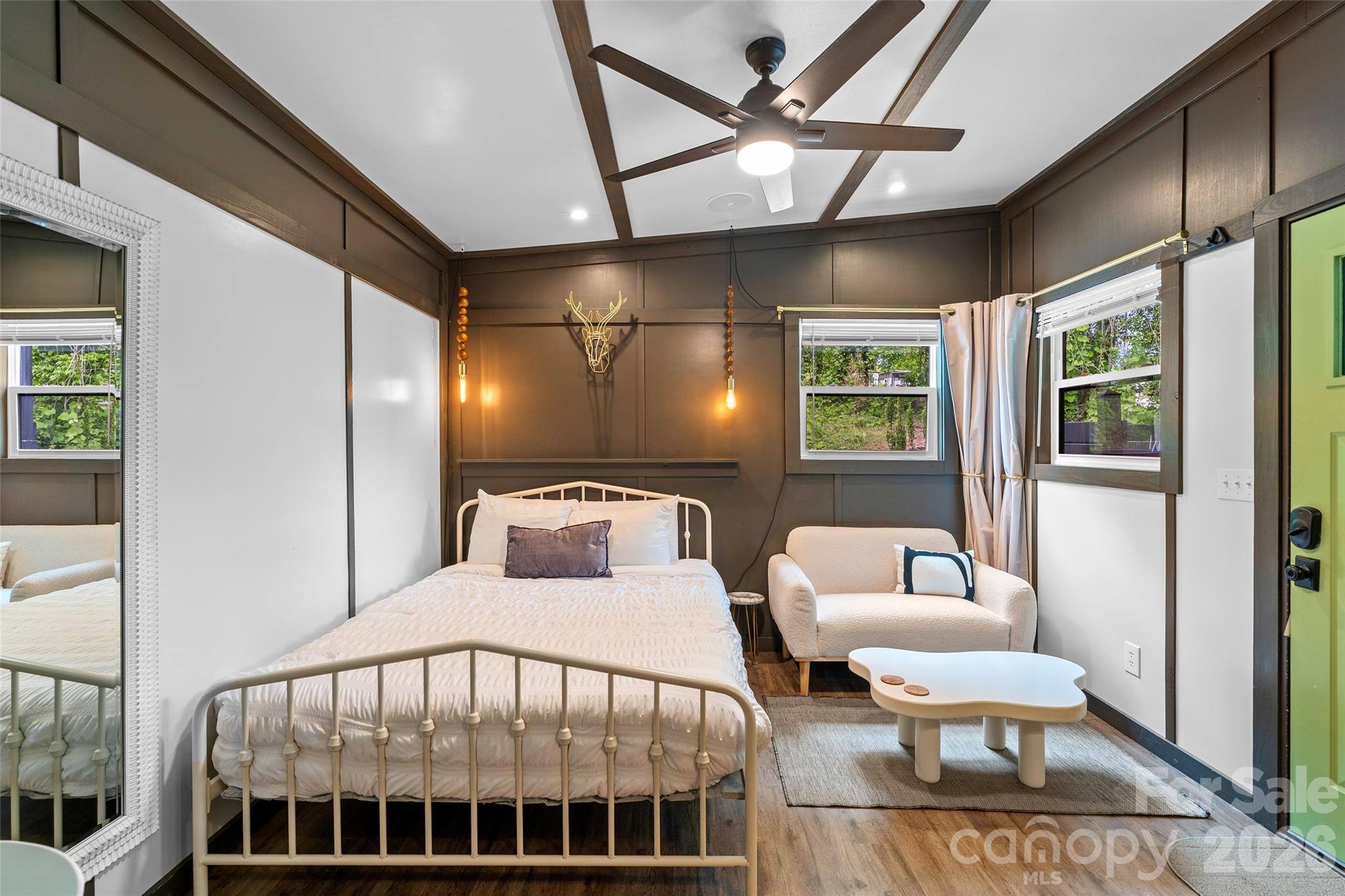 MAC -charming Studio Bedroom with seating area - 787 Ridge Road, Marion
