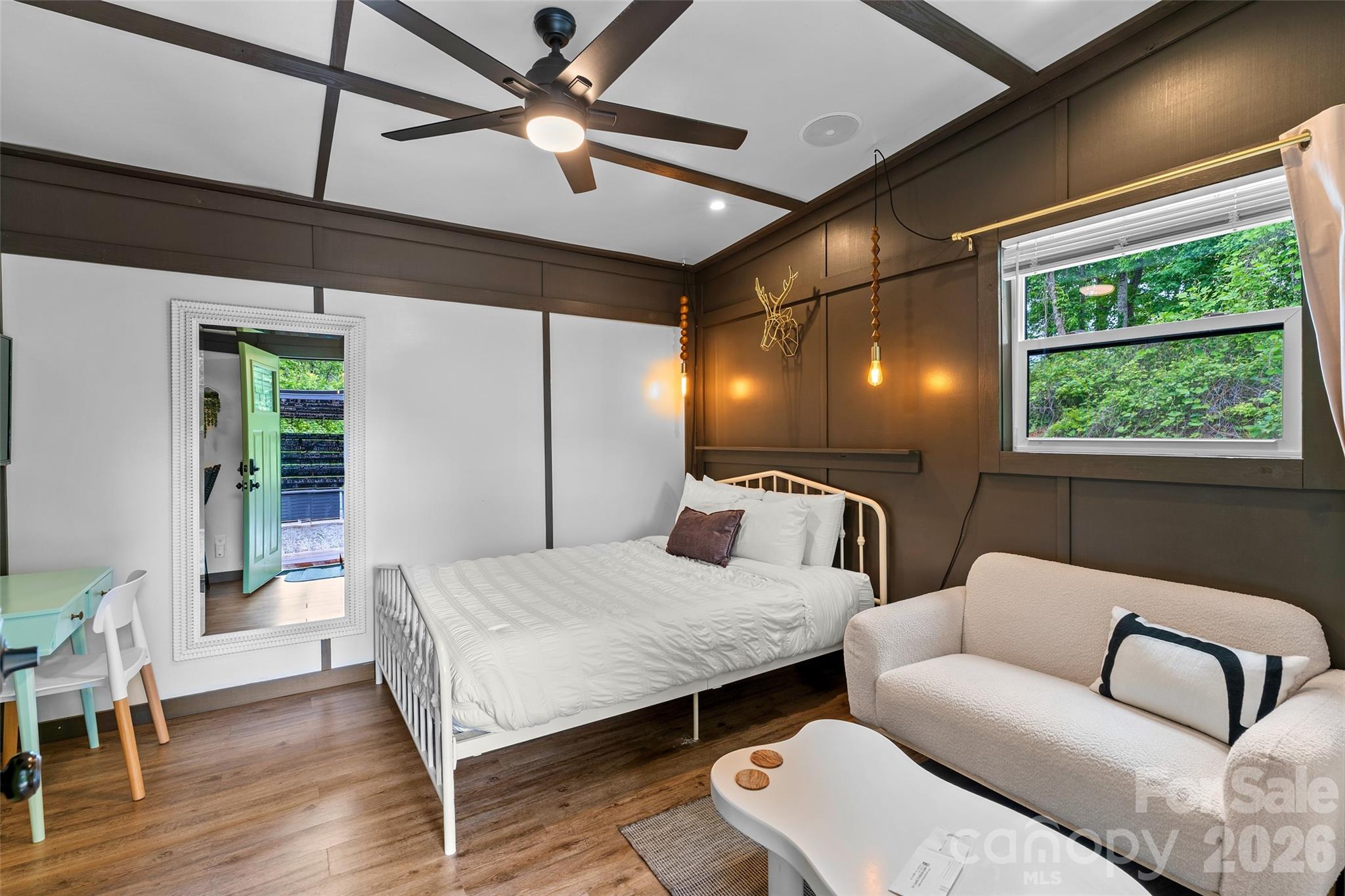 MAC -charming Studio Bedroom with seating area - 787 Ridge Road, Marion