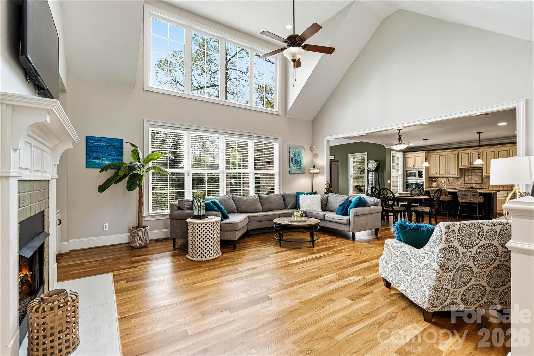 Vaulted great room with fireplace and custom built-ins - 224 Birdie Drive, Stanley