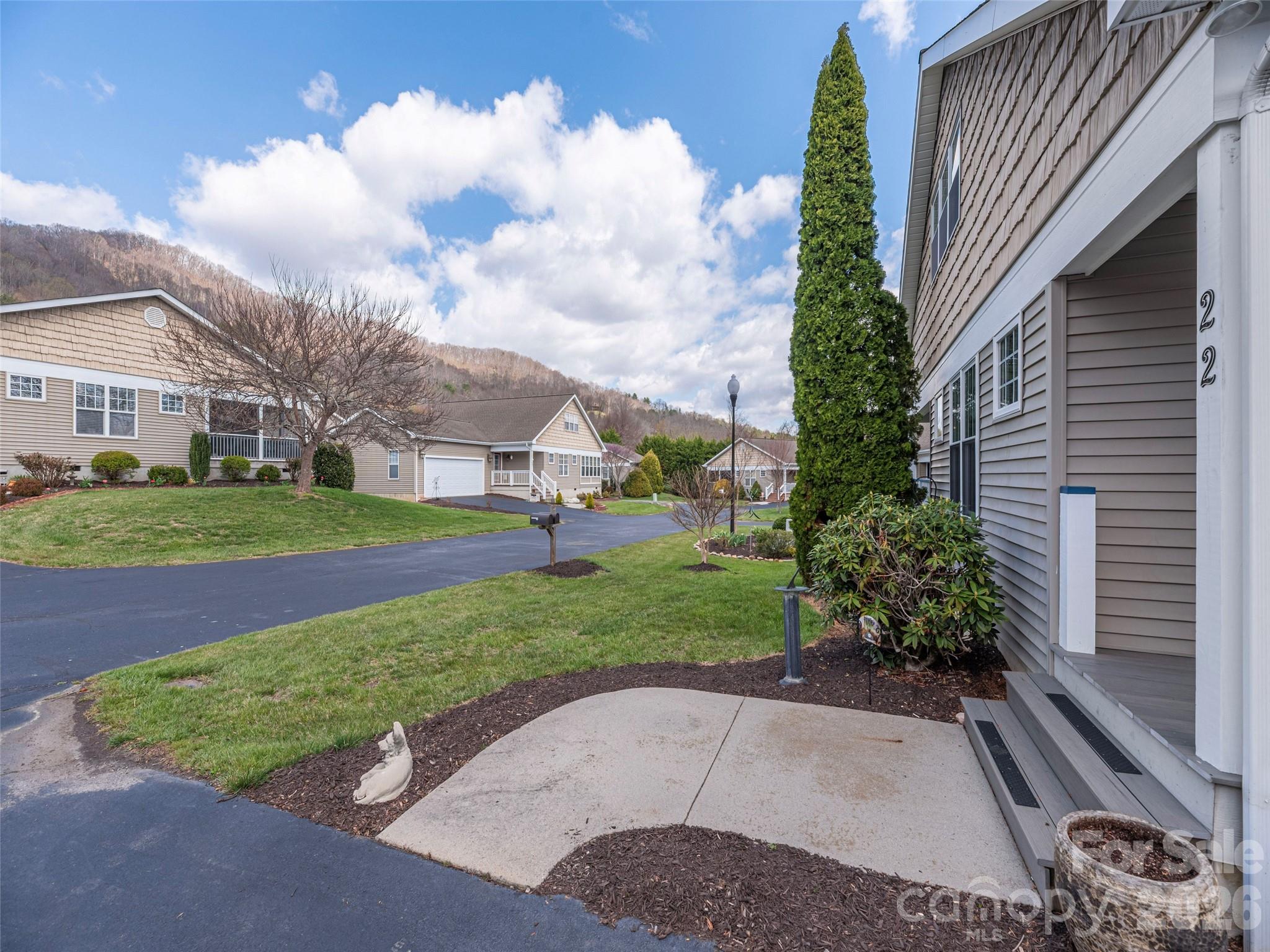 Townhouse at 22 Cottage Loop, Waynesville, photo 4 of 26