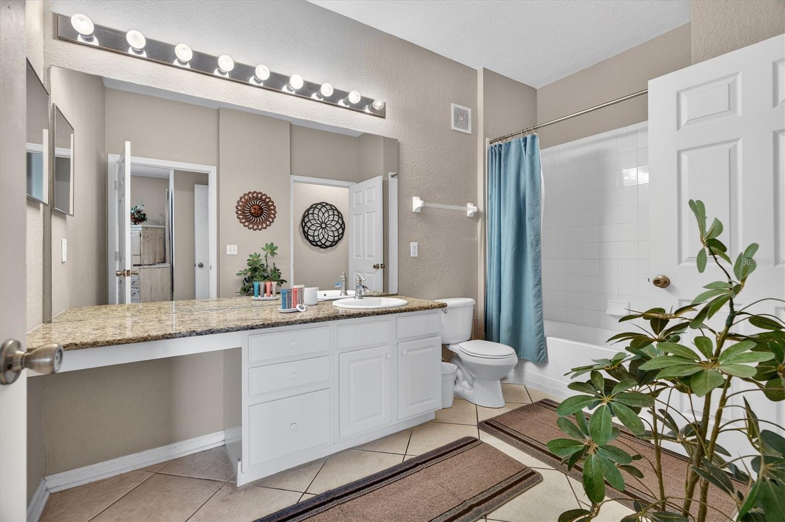 2nd Bathroom with Bathtub - 7664 COMROW ST #304, KISSIMMEE
