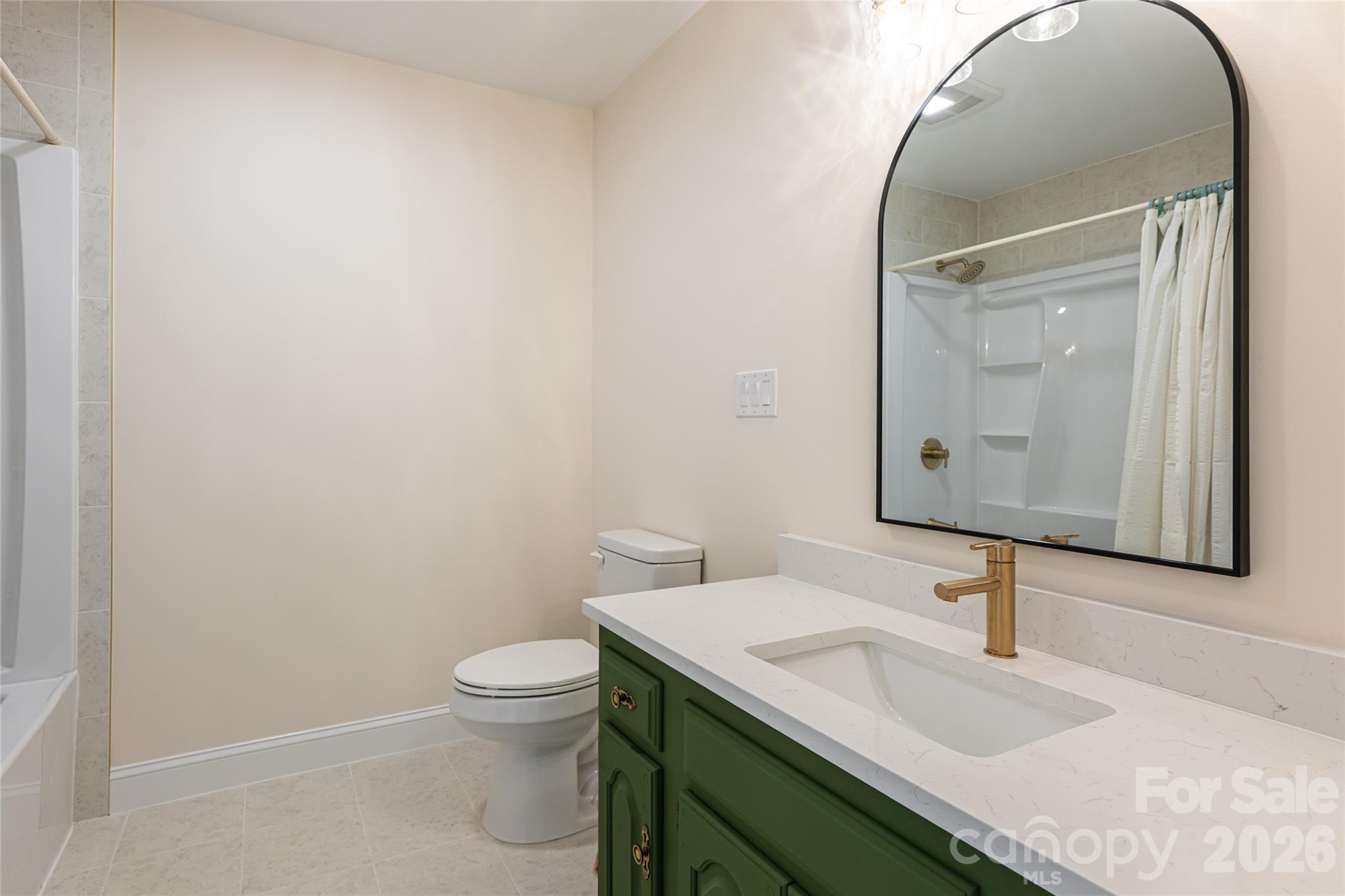 Guest bathroom - 1203 Fleetwood Plaza, Hendersonville