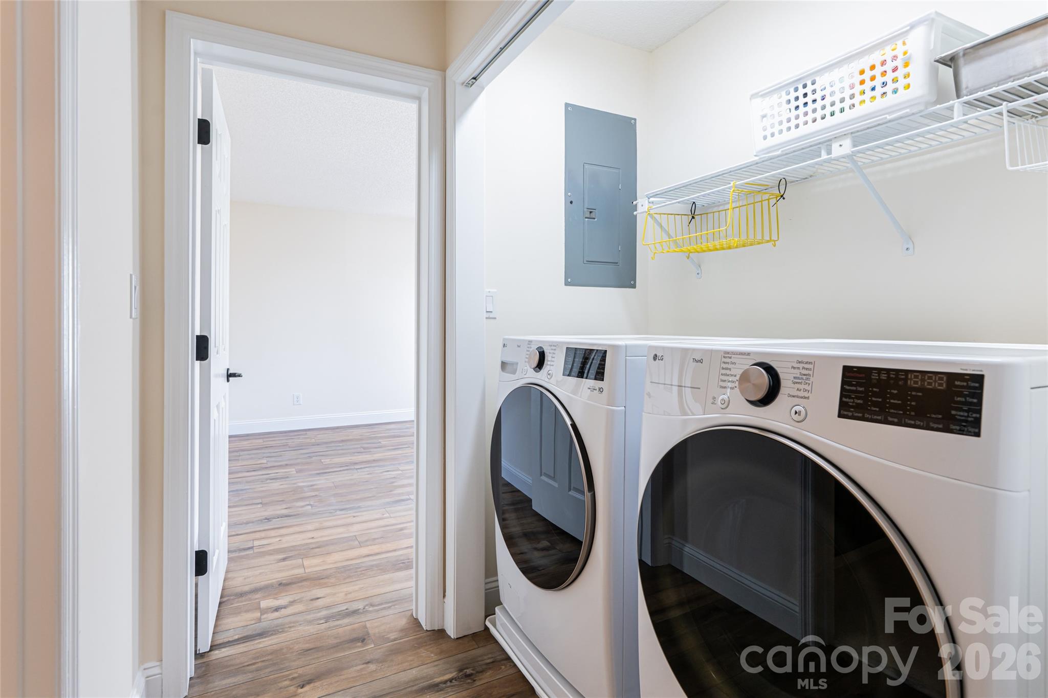 Laundry - 1203 Fleetwood Plaza, Hendersonville