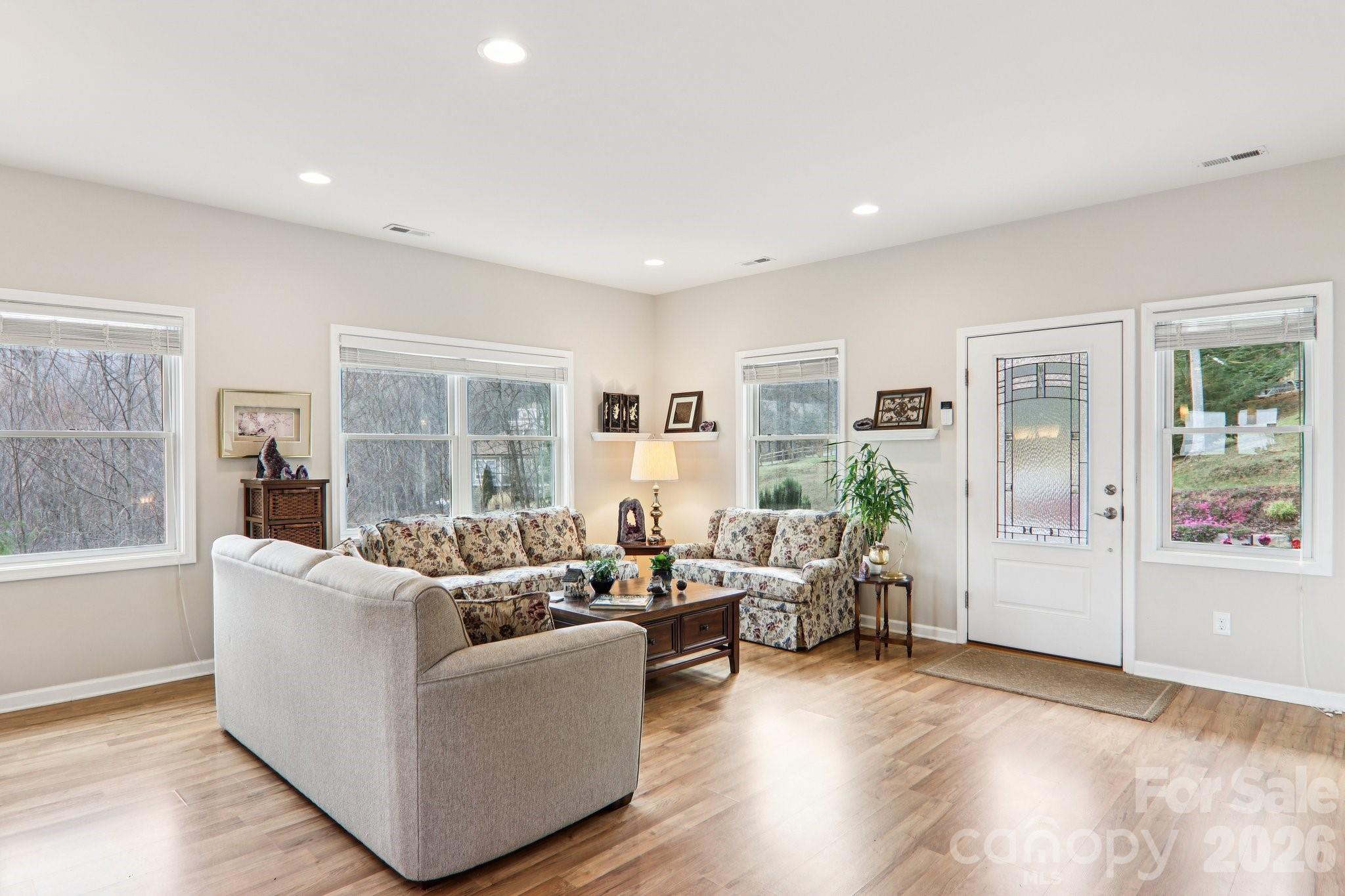 Single Family Residence at 14 Chandra Lane, Clyde, photo 11 of 47