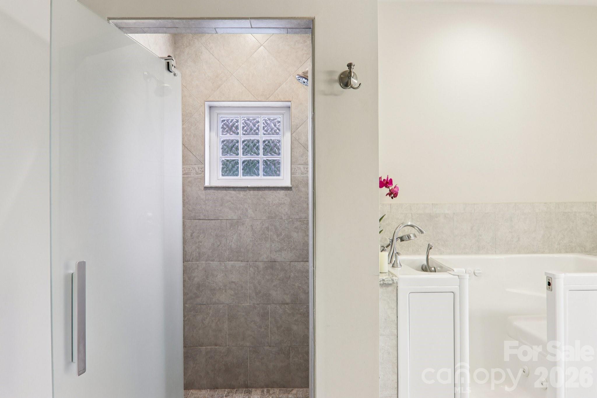 Single Family Residence at 14 Chandra Lane, Clyde, photo 23 of 47