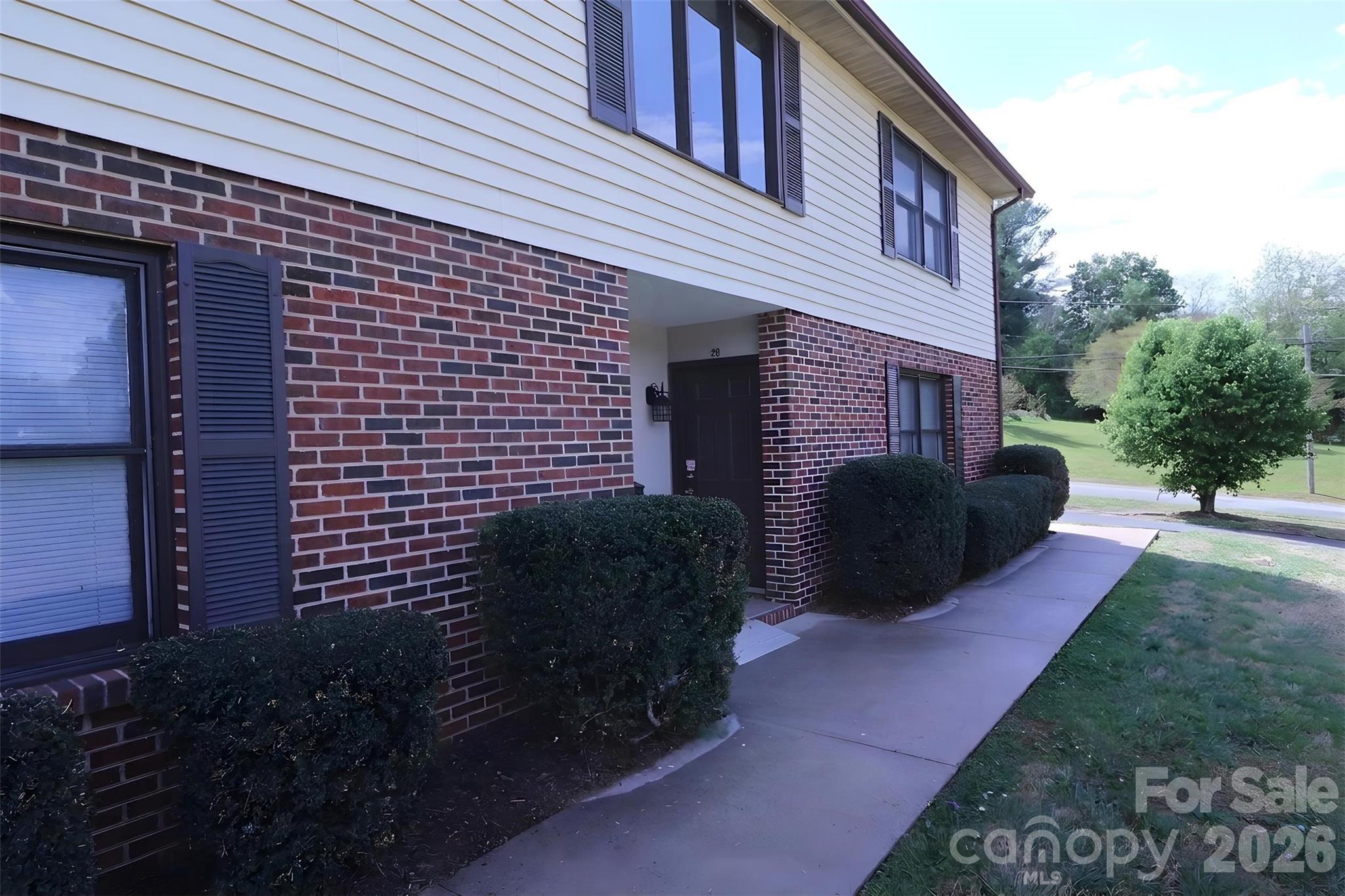 Condominium at 525 SW 12th Street SW, Hickory, photo 2 of 20