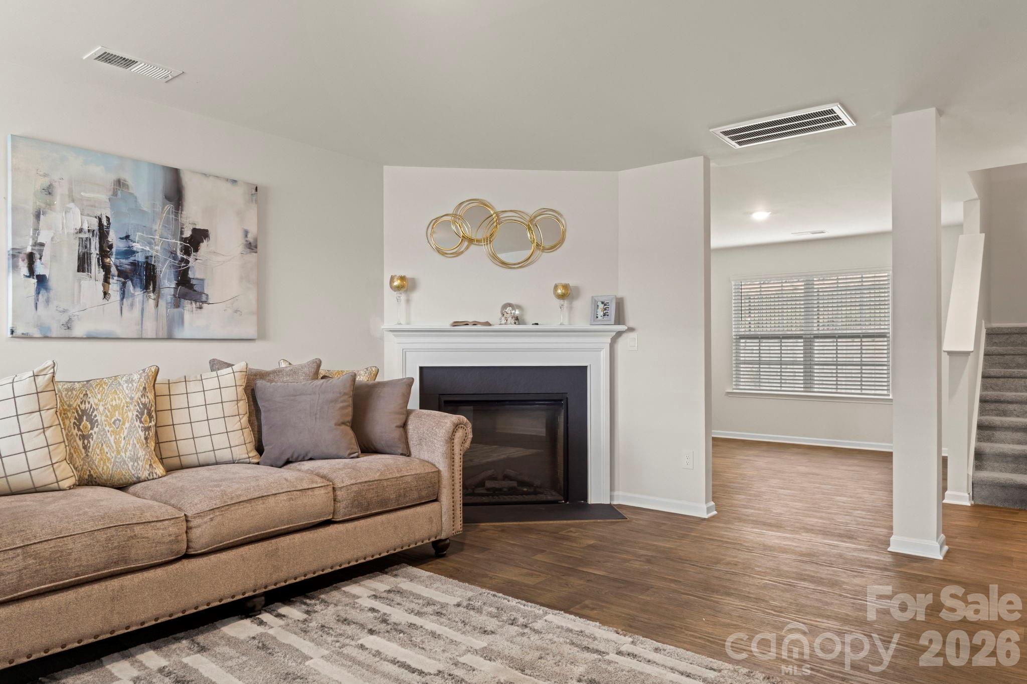 Single Family Residence at 1331 Mifflin Lane, Dallas, photo 3 of 34