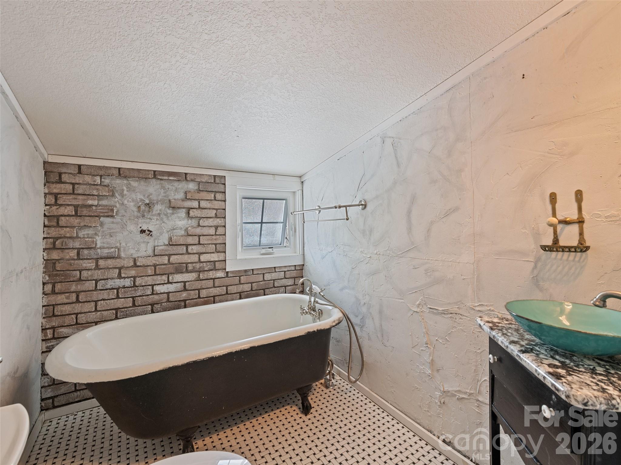 Upstairs bathroom with cast-iron clawfoot tub - 838 Hidden Valley Road, Clyde
