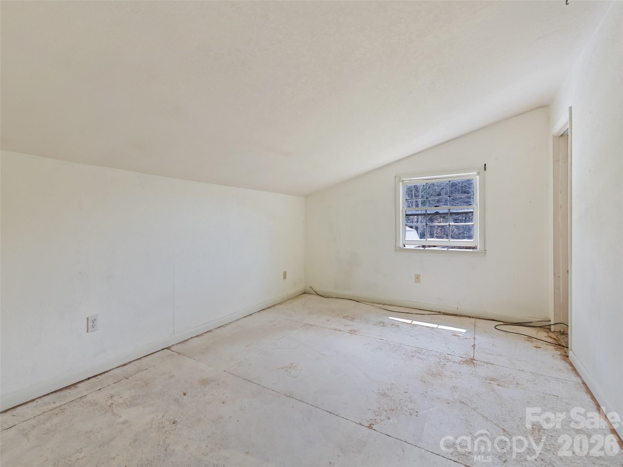 Upstairs Room 2 - 838 Hidden Valley Road, Clyde
