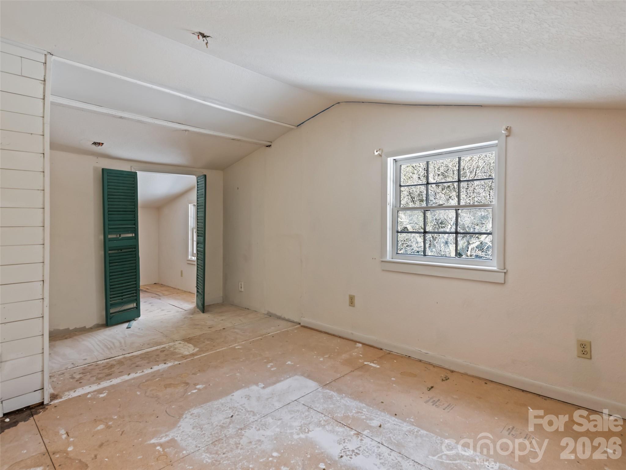 Upstairs Room 3 - 838 Hidden Valley Road, Clyde
