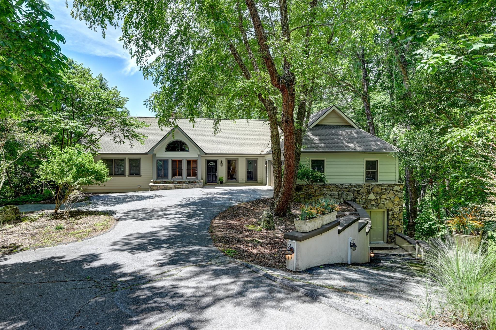 Single Family Residence at 109 Chattooga Run, Hendersonville, photo 2 of 44