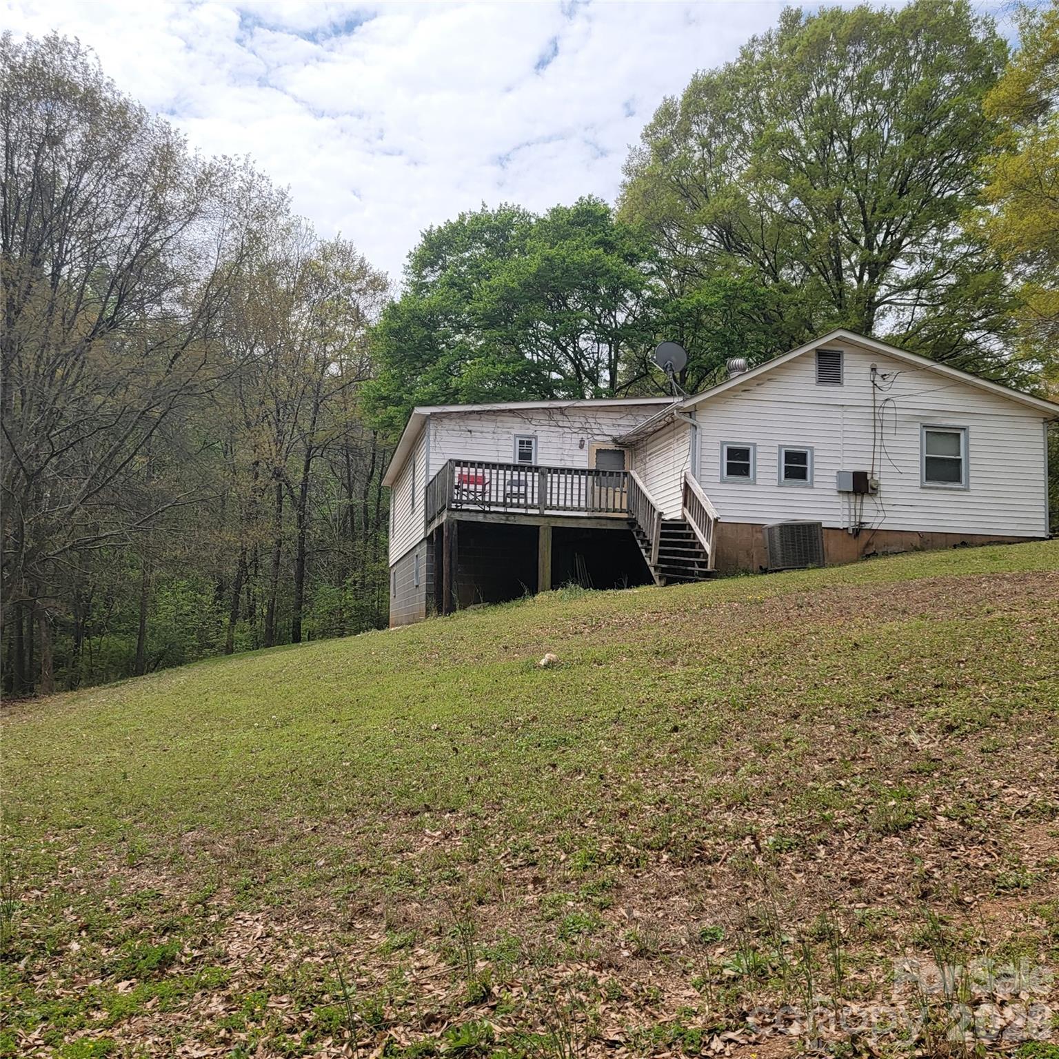 The yard gently slopes towards Lake Wylie- suitable for a crawl or basement foundation - 230 Walnut Street, Belmont