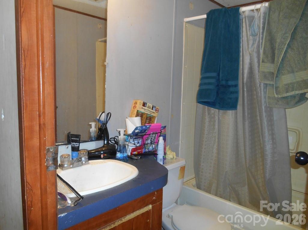 Hall Bath - 2184 Stove Drive, Newton