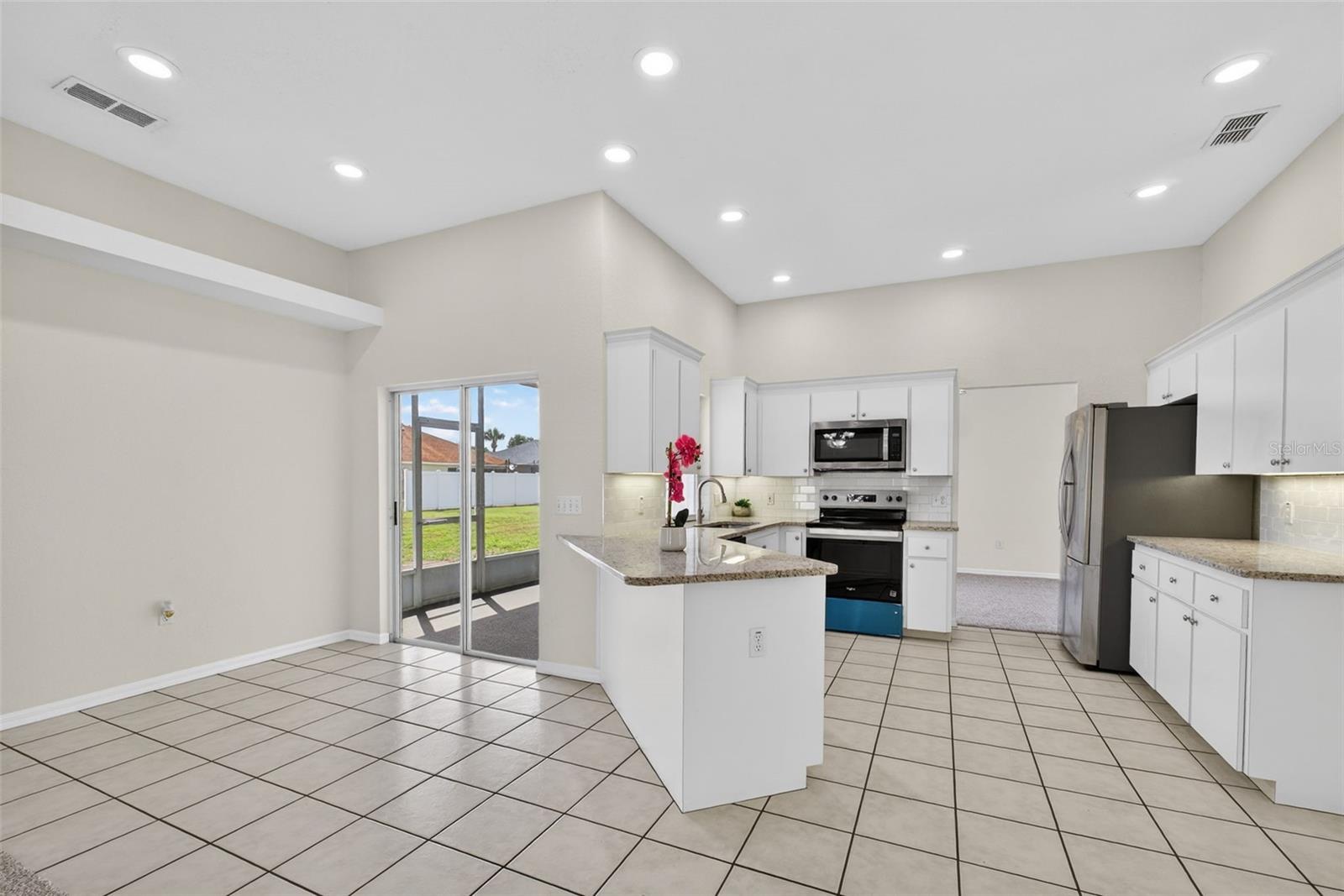 Dinette off kitchen - 131 RUBY LAKE DR, WINTER HAVEN