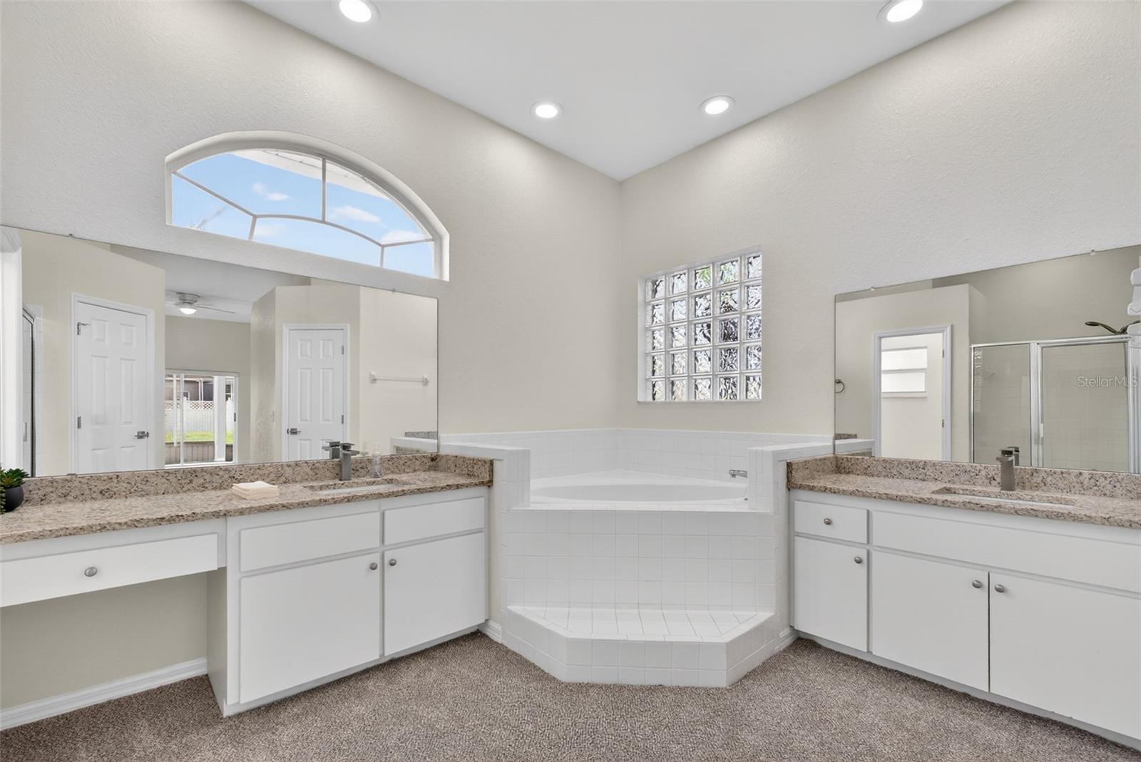 Split vanities & garden tub - 131 RUBY LAKE DR, WINTER HAVEN