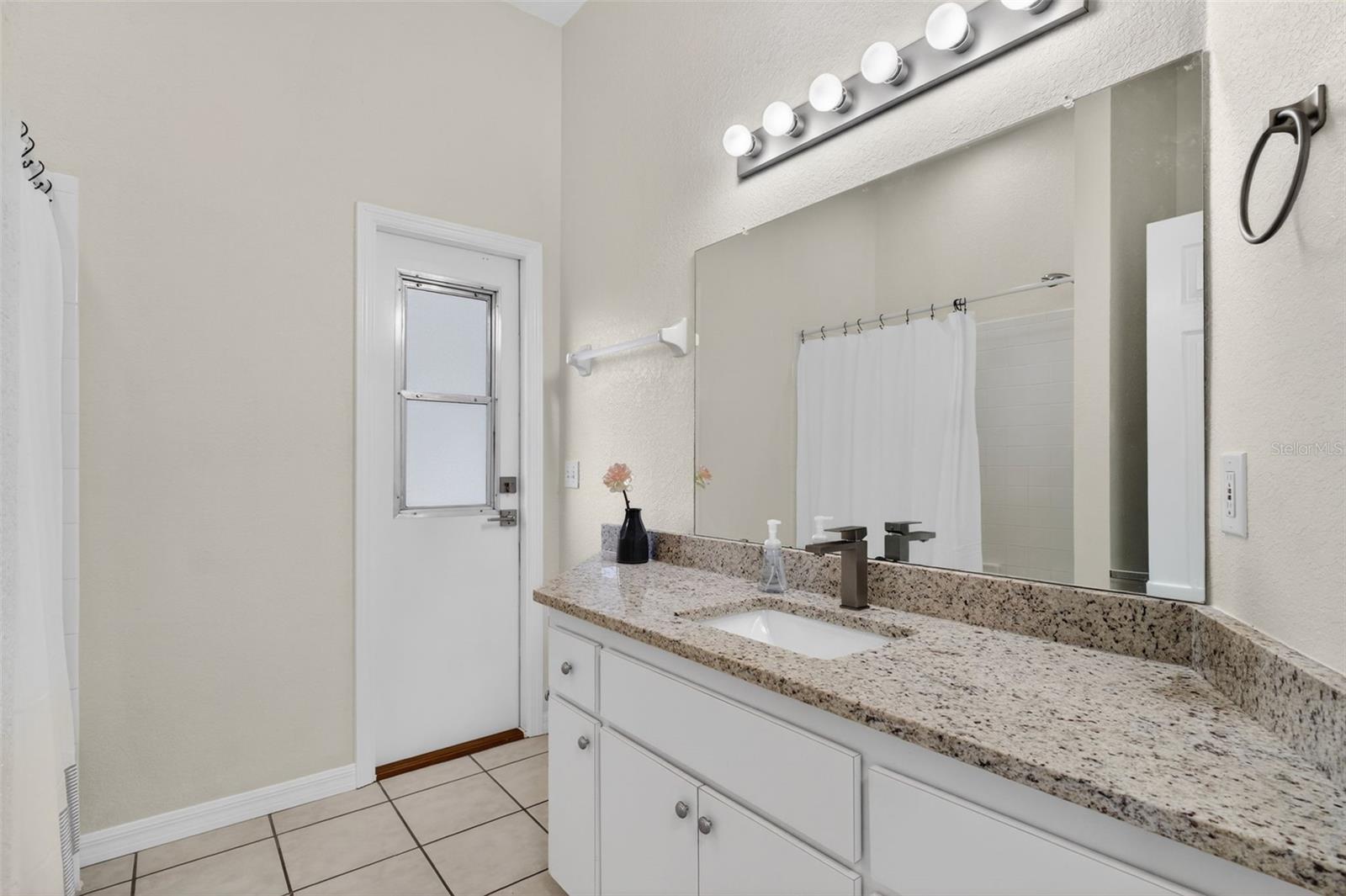 Hall/Guest bath - 131 RUBY LAKE DR, WINTER HAVEN