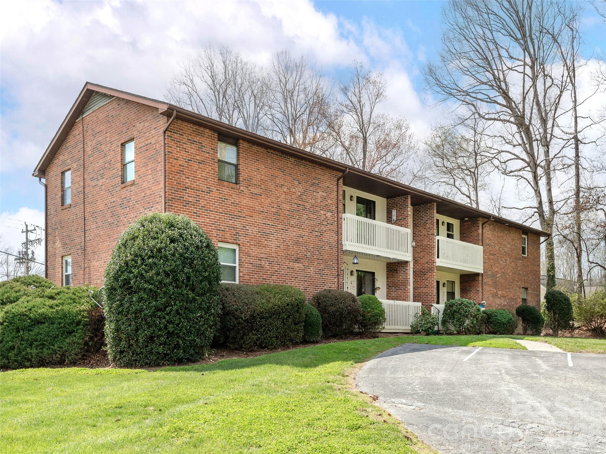 Front View - 103 Oakwood Place, Hendersonville