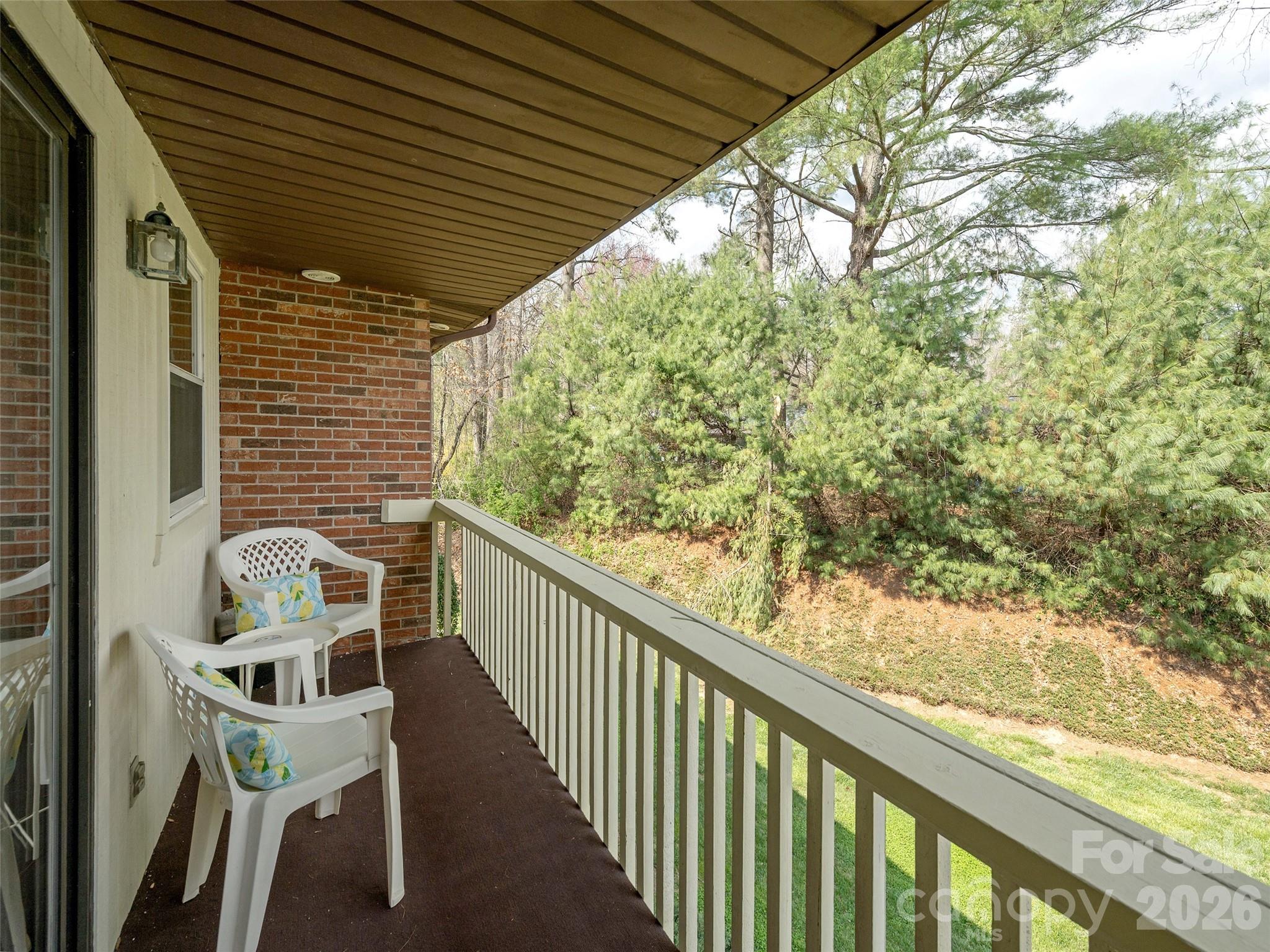 Front covered deck - 103 Oakwood Place, Hendersonville