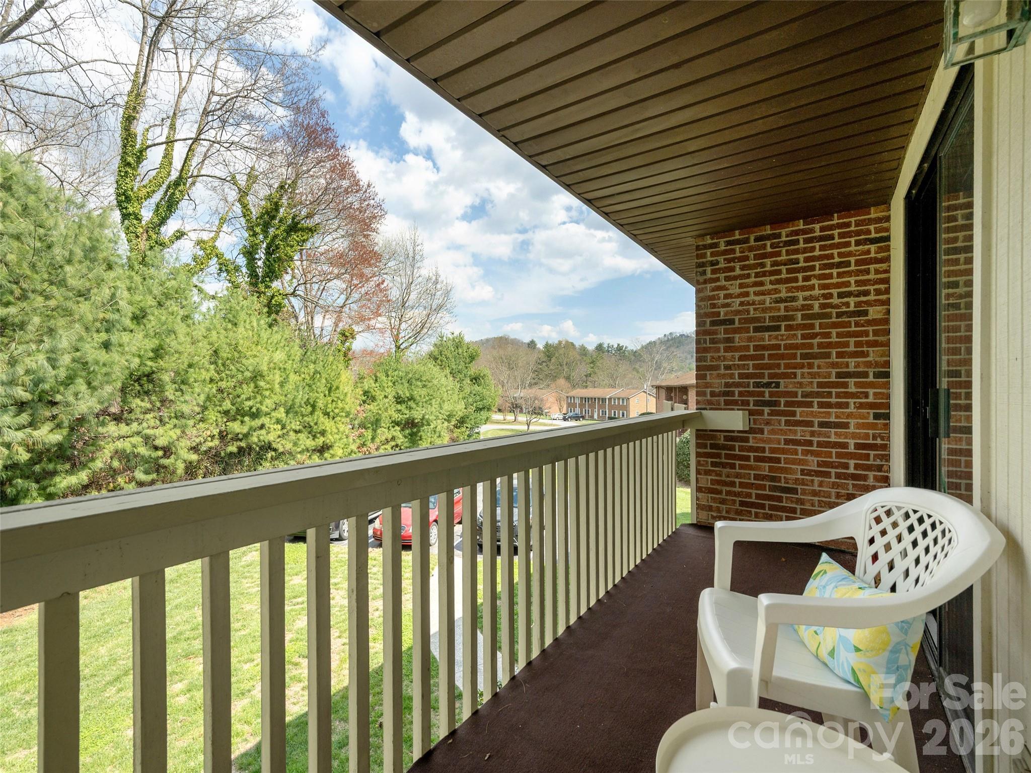 Front covered deck - 103 Oakwood Place, Hendersonville