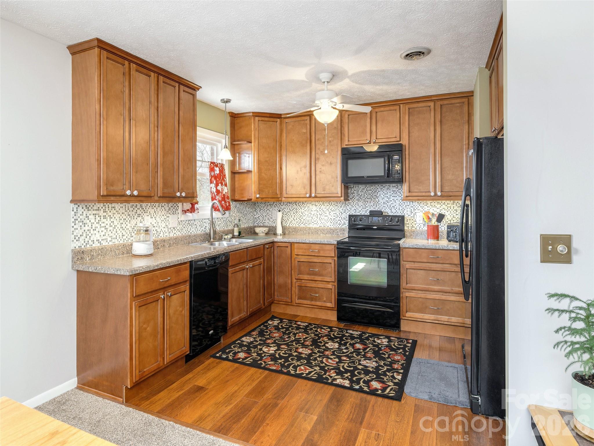 Kitchen - 103 Oakwood Place, Hendersonville