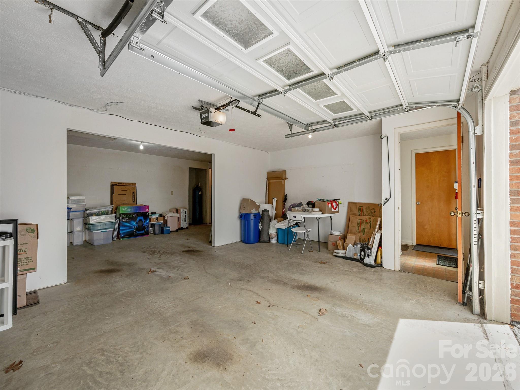 Over-sized garage/storage - 103 Oakwood Place, Hendersonville