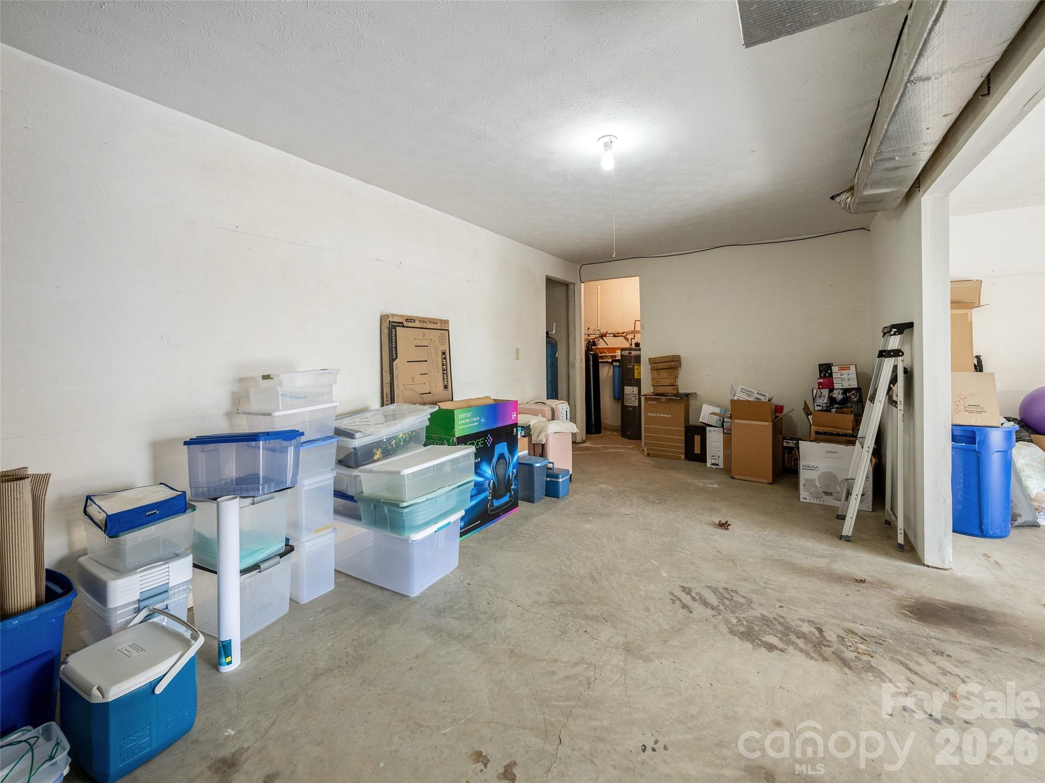 Over-sized garage/storage - 103 Oakwood Place, Hendersonville