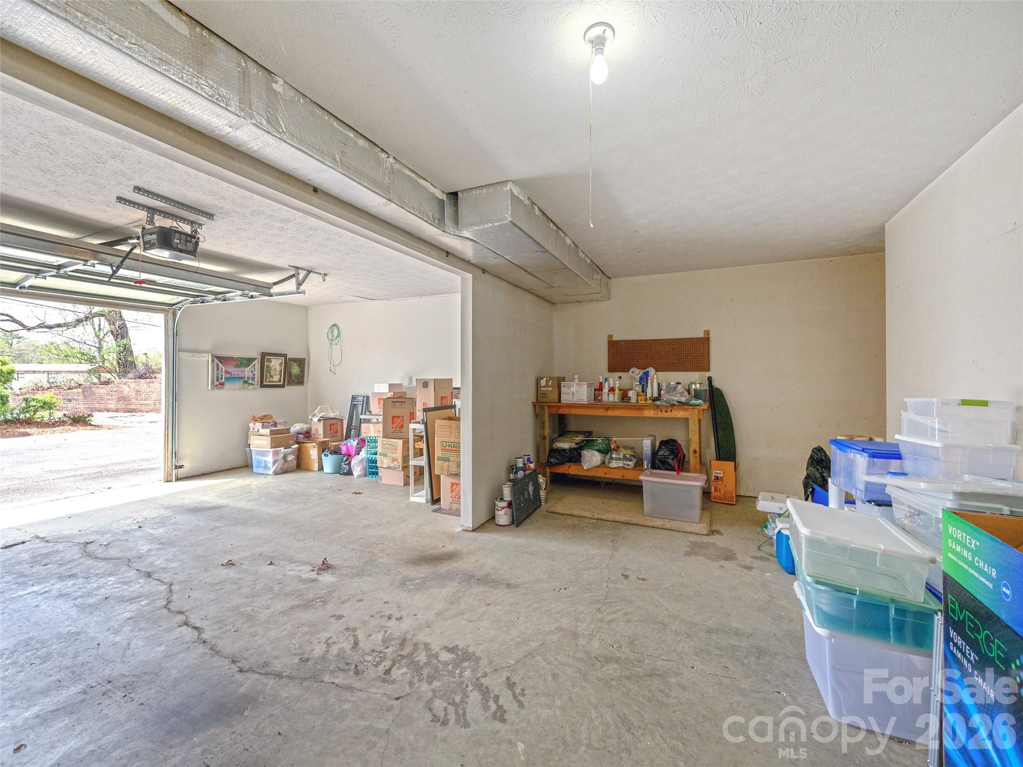 Over-sized garage/storage - 103 Oakwood Place, Hendersonville